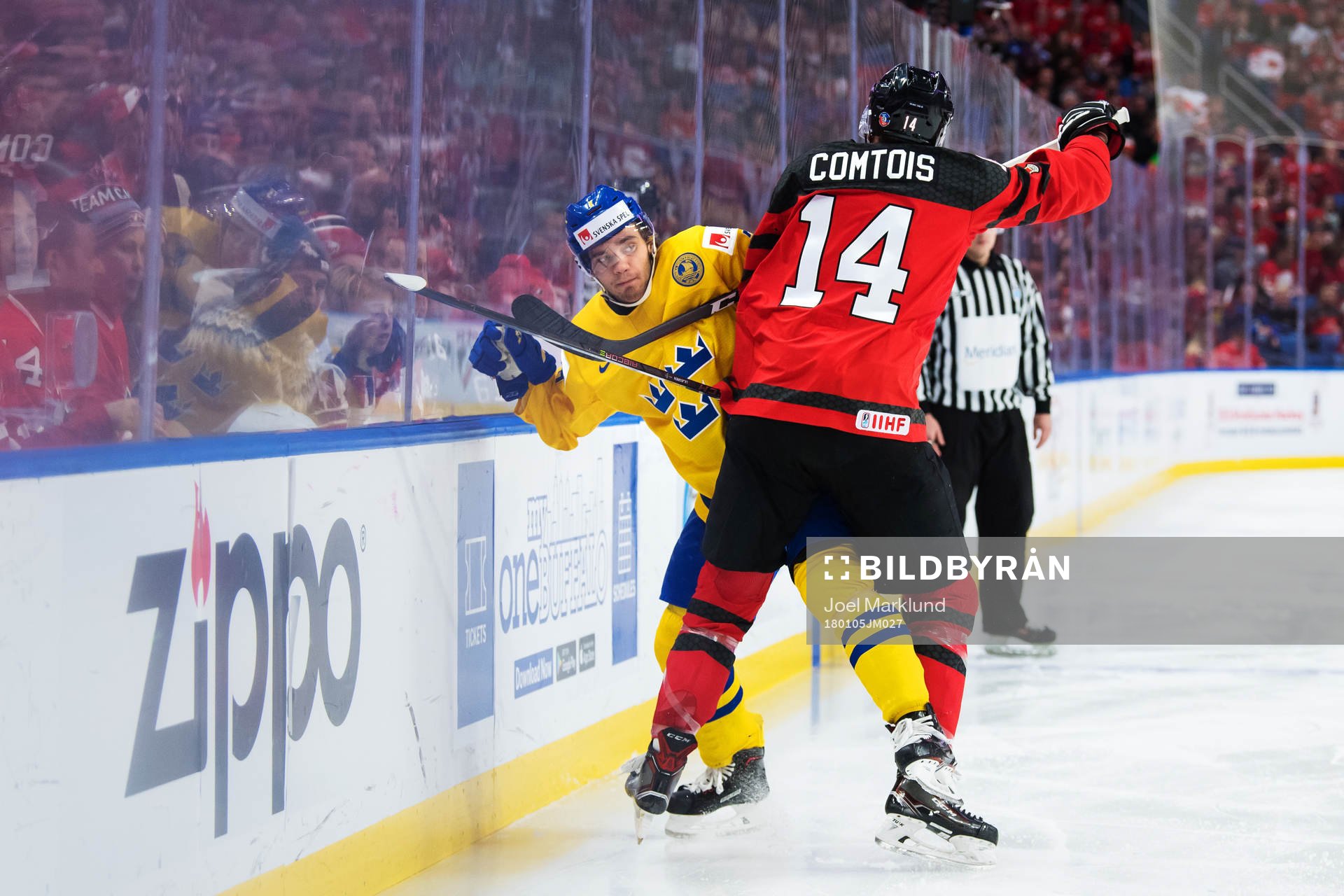 Sveriges Timothy Liljegren tacklas av Kanadas Maxime Comtois
