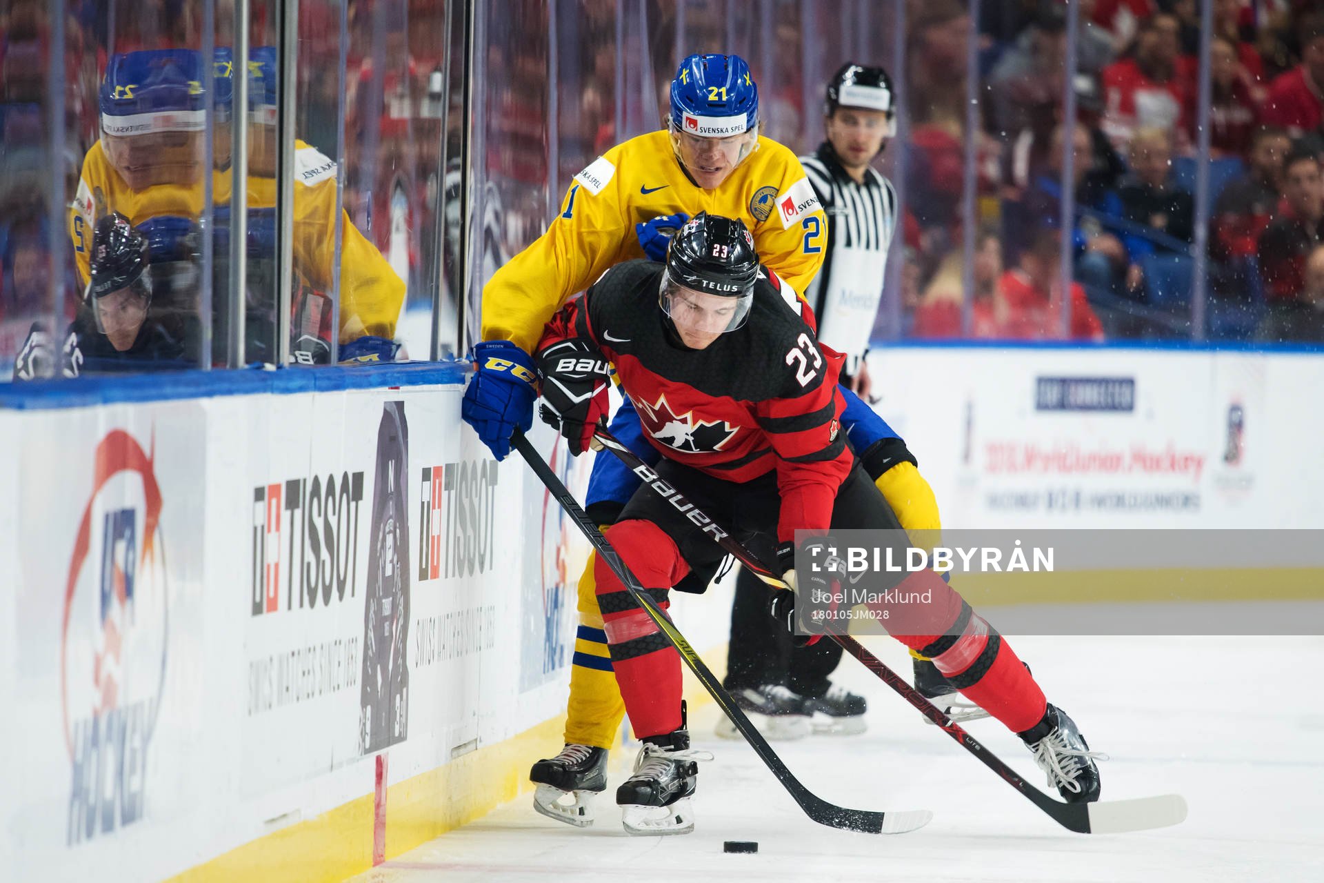 Sveriges Jesper Boqvist och Kanadas Sam Steel i en närkamp