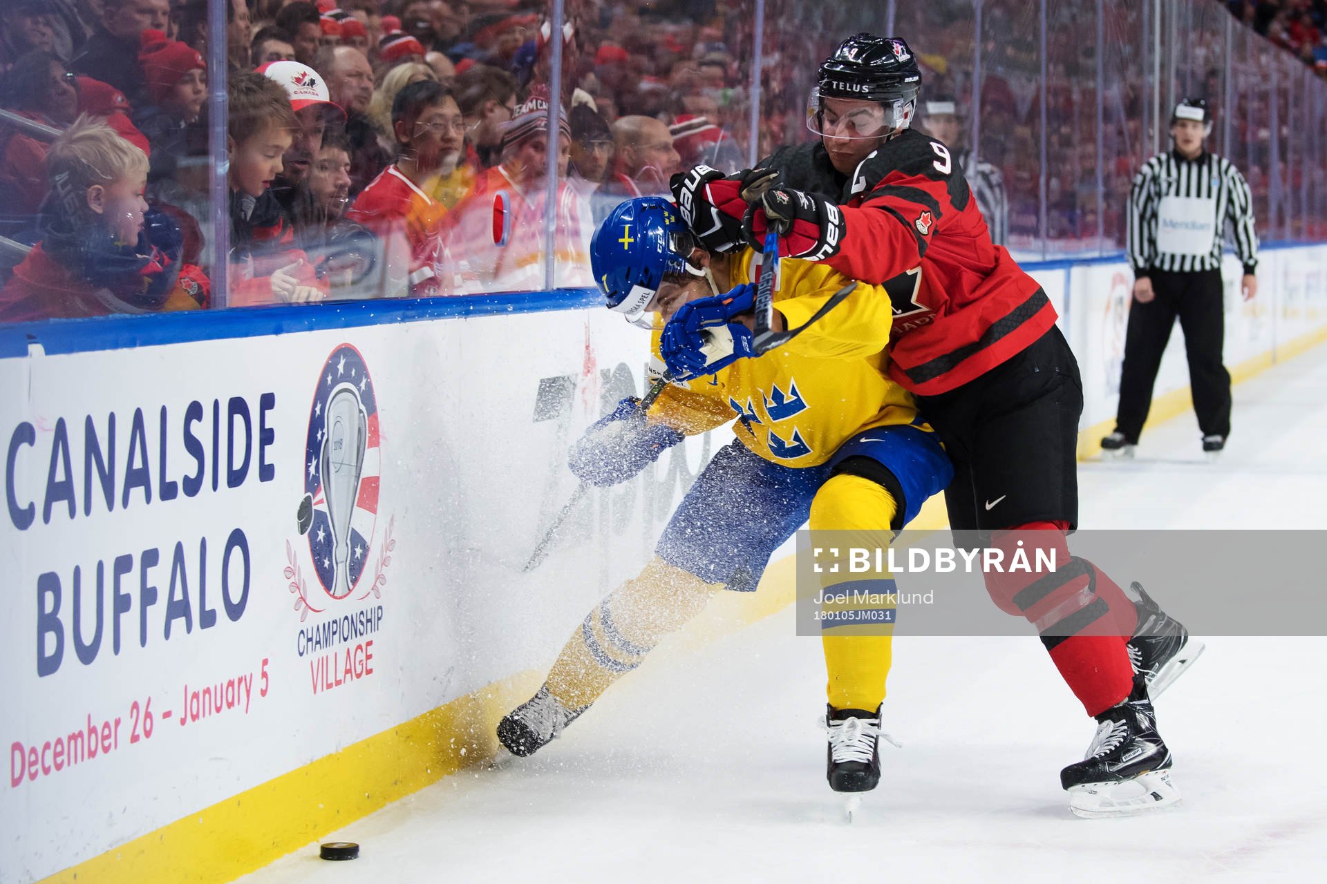 Sveriges Timothy Liljegren tacklas av Kanadas Dillon Dube