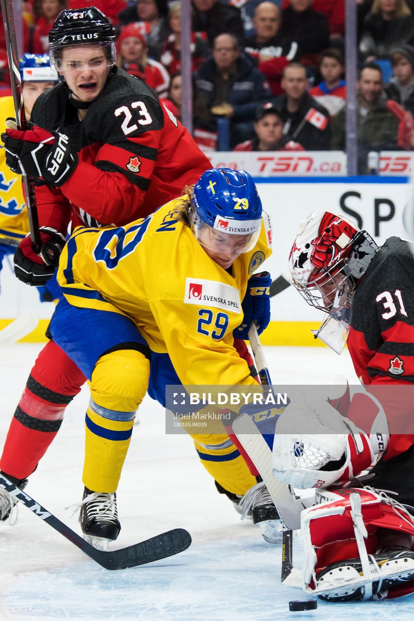 Kanadas Sam Steel och målvakt Carter Hart utmanas av