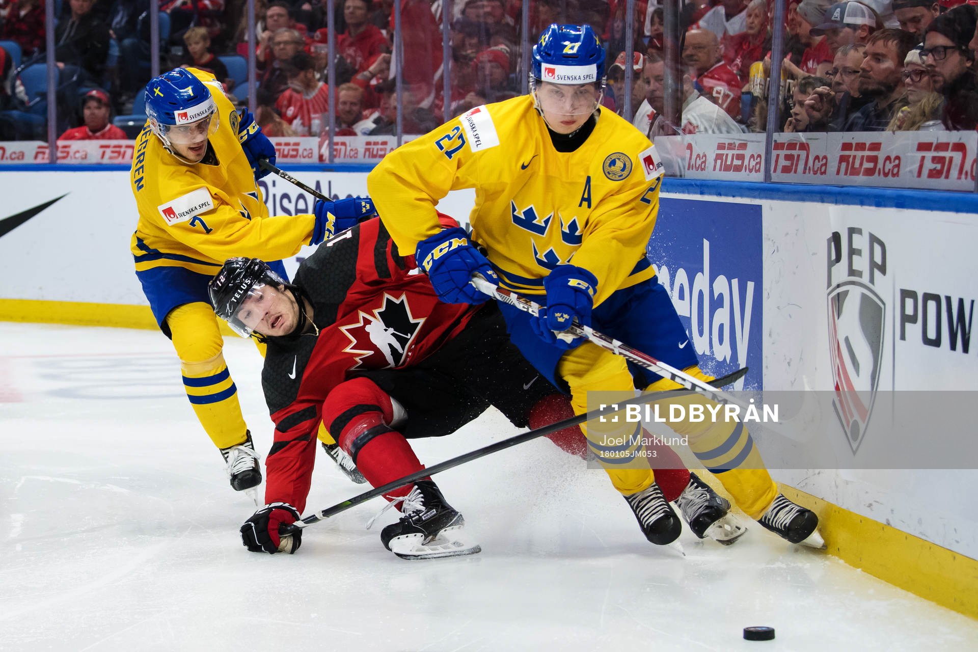 Sveriges Timothy Liljegren och Jacob Moverare kämpar mot