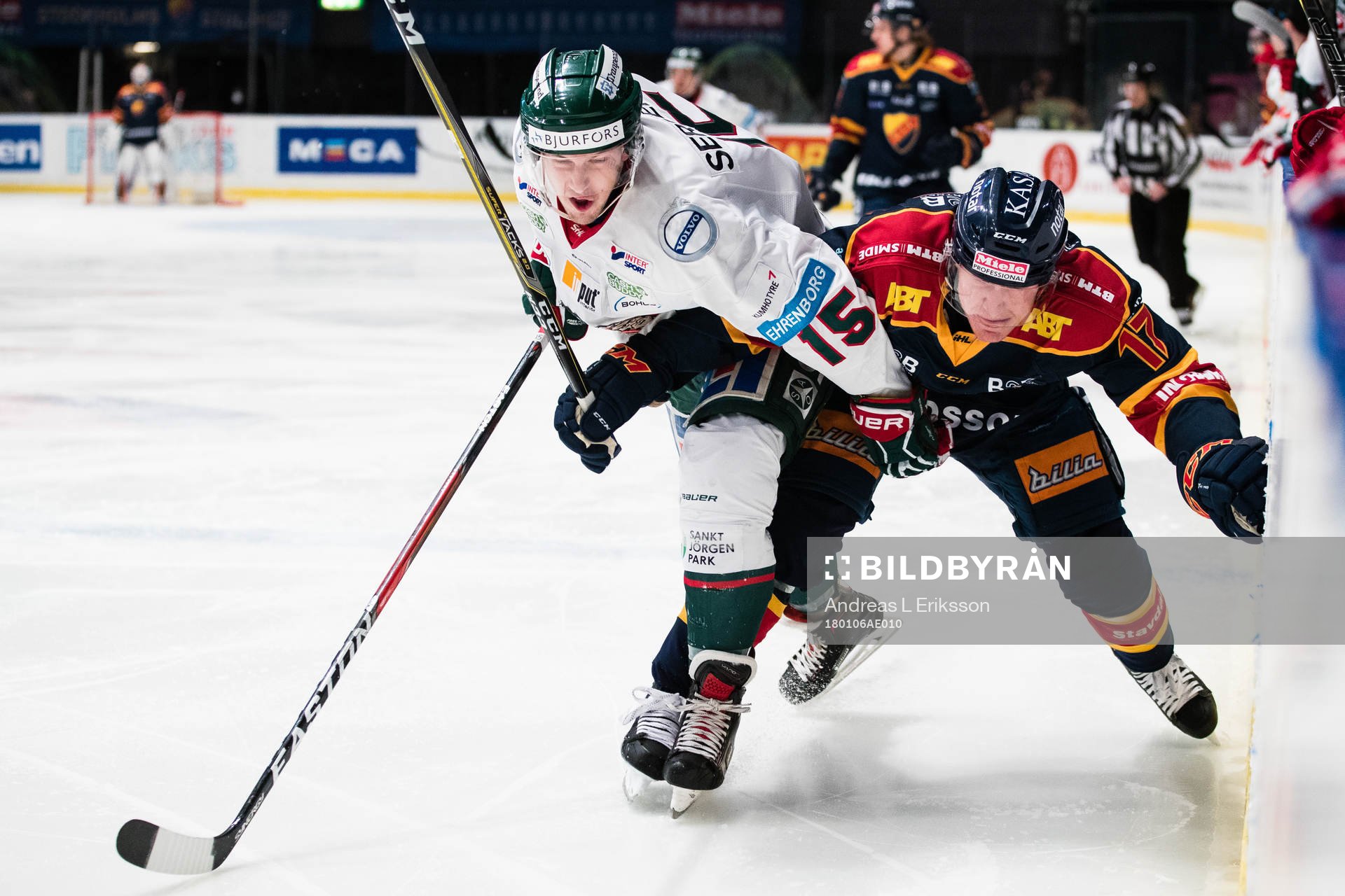Frölundas Matt Donovan i kamp om pucken med Djurgårdens