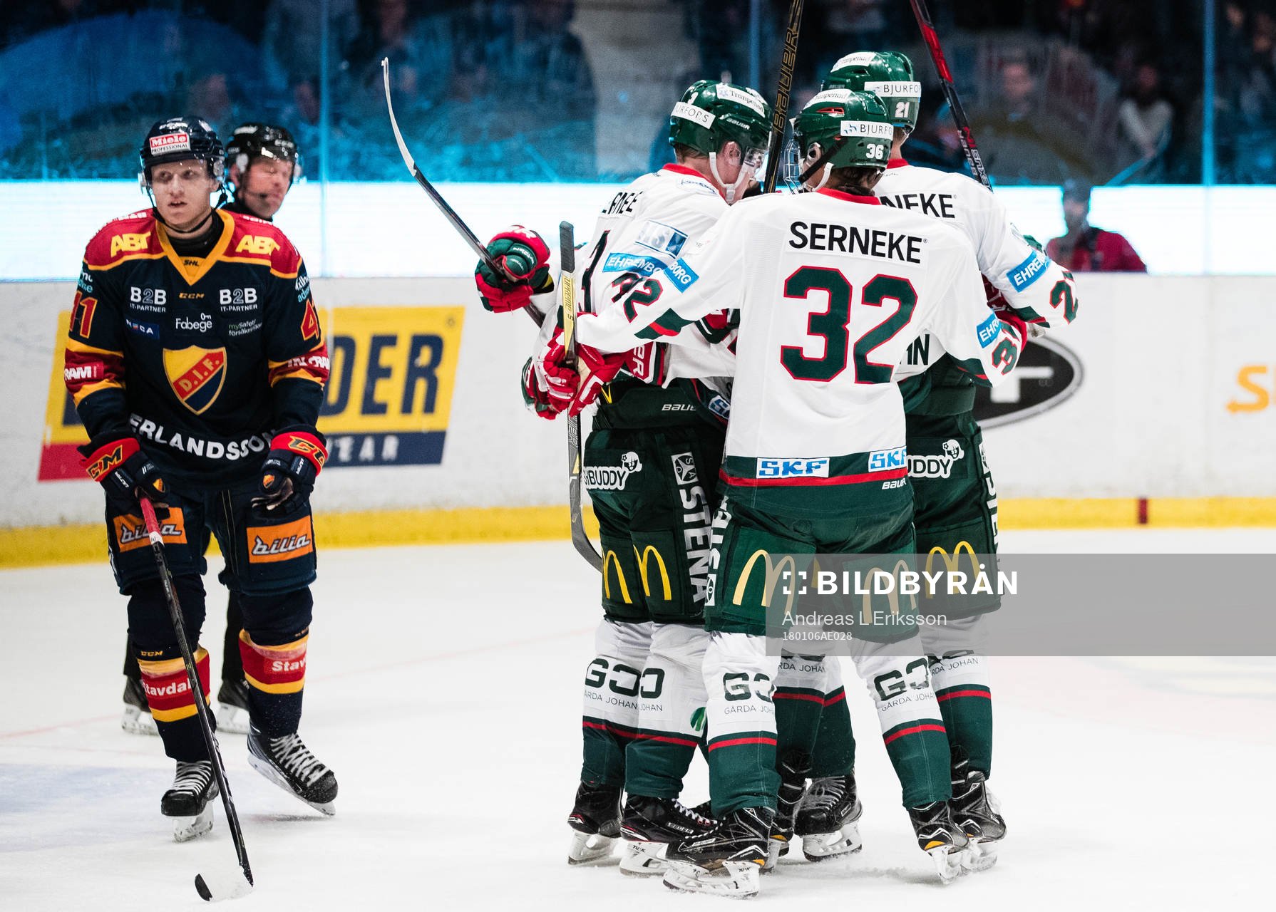 Frölundas Carl Grundström jublar