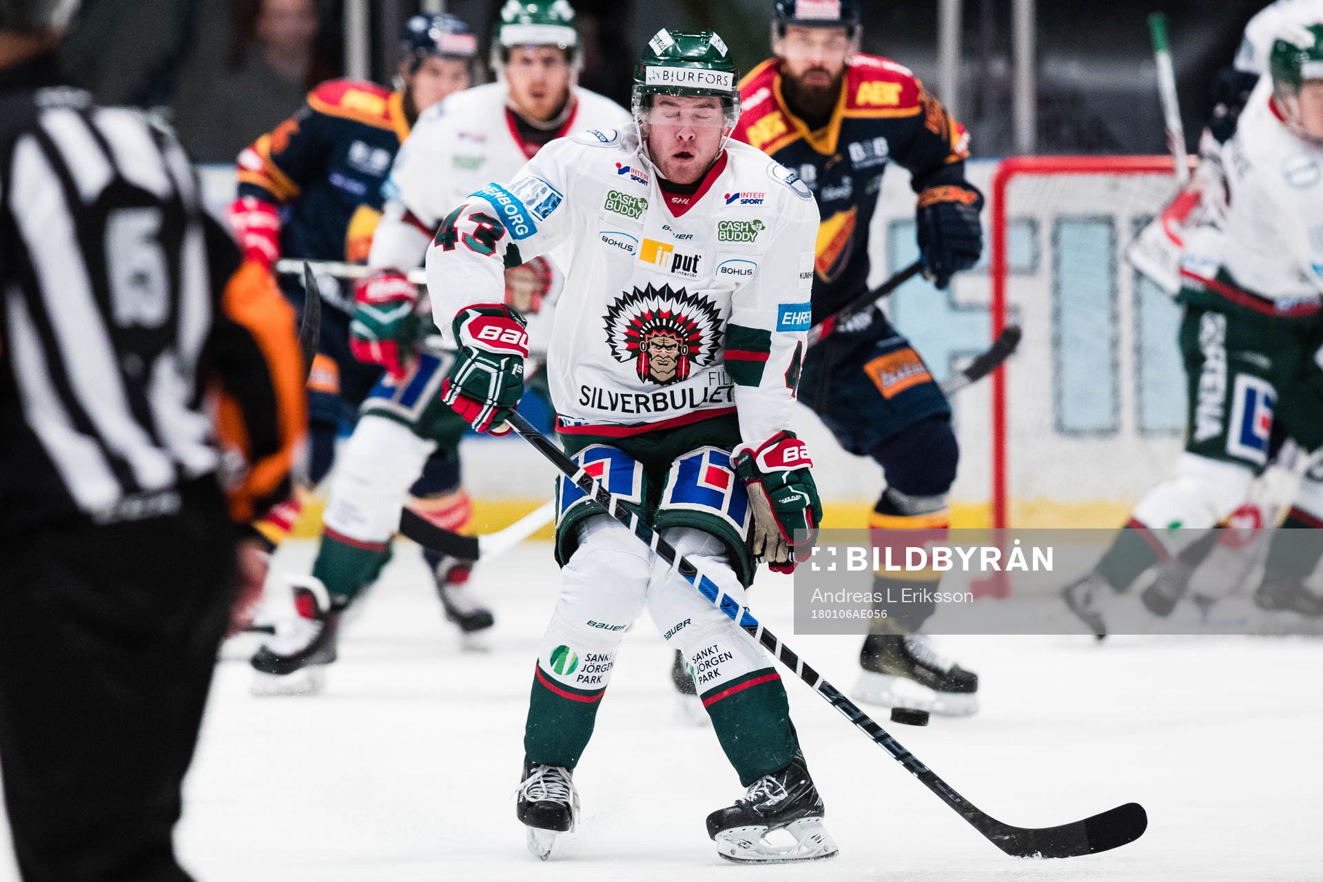 Frölundas Jesper Emanuelsson täcker ett skott