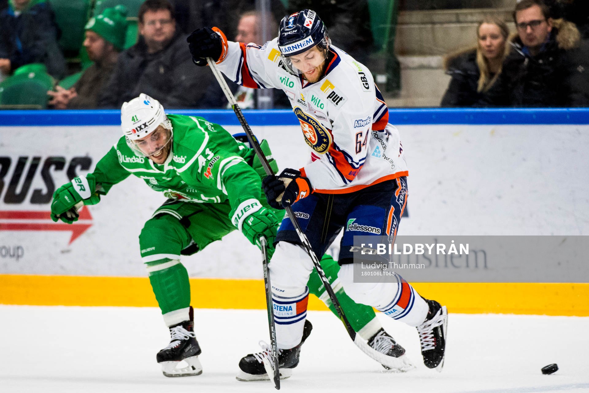 Rögles Daniel Widing i kamp om pucken med Växjös Eric