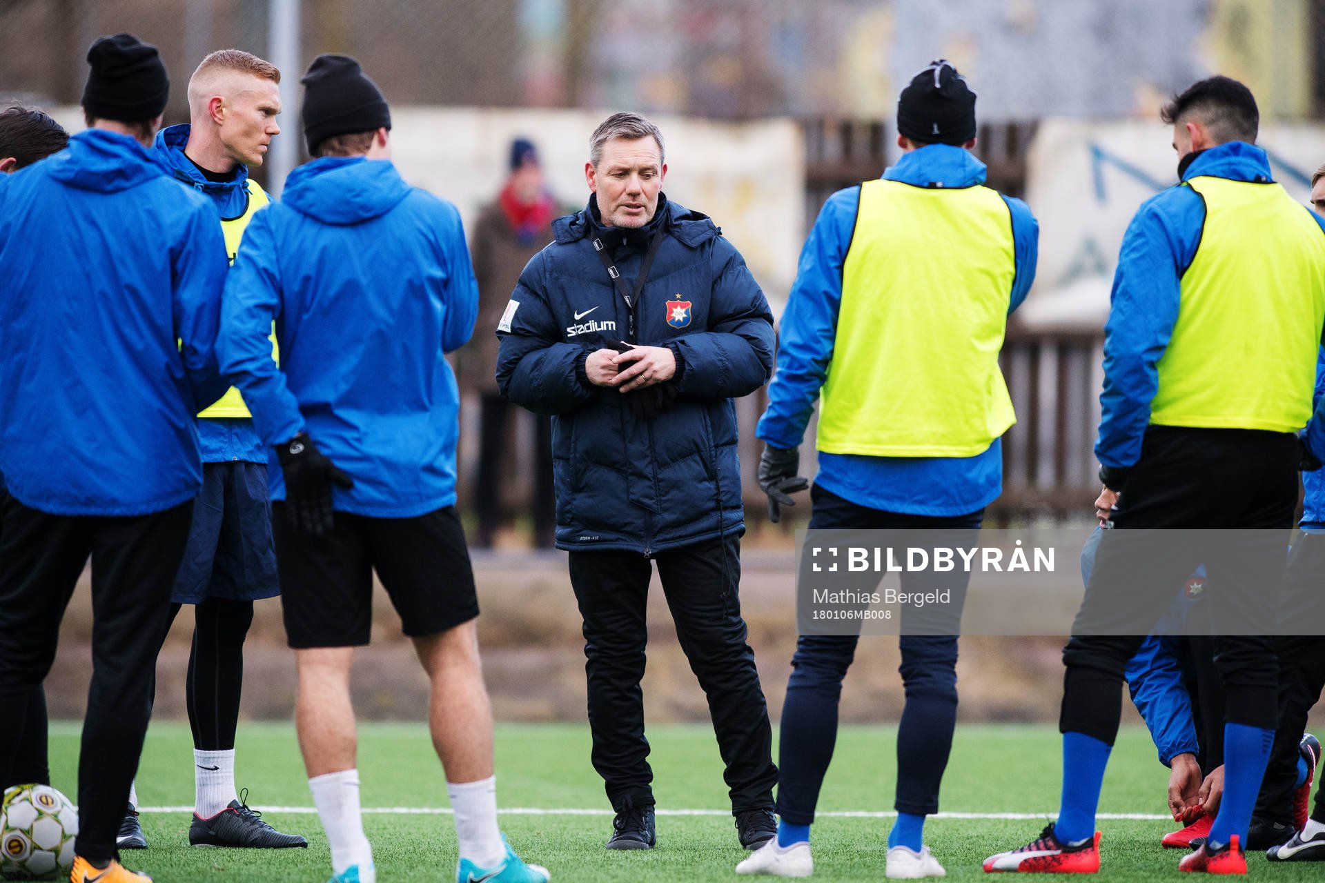 Tränare Thomas Askebrand instruerar spelarna