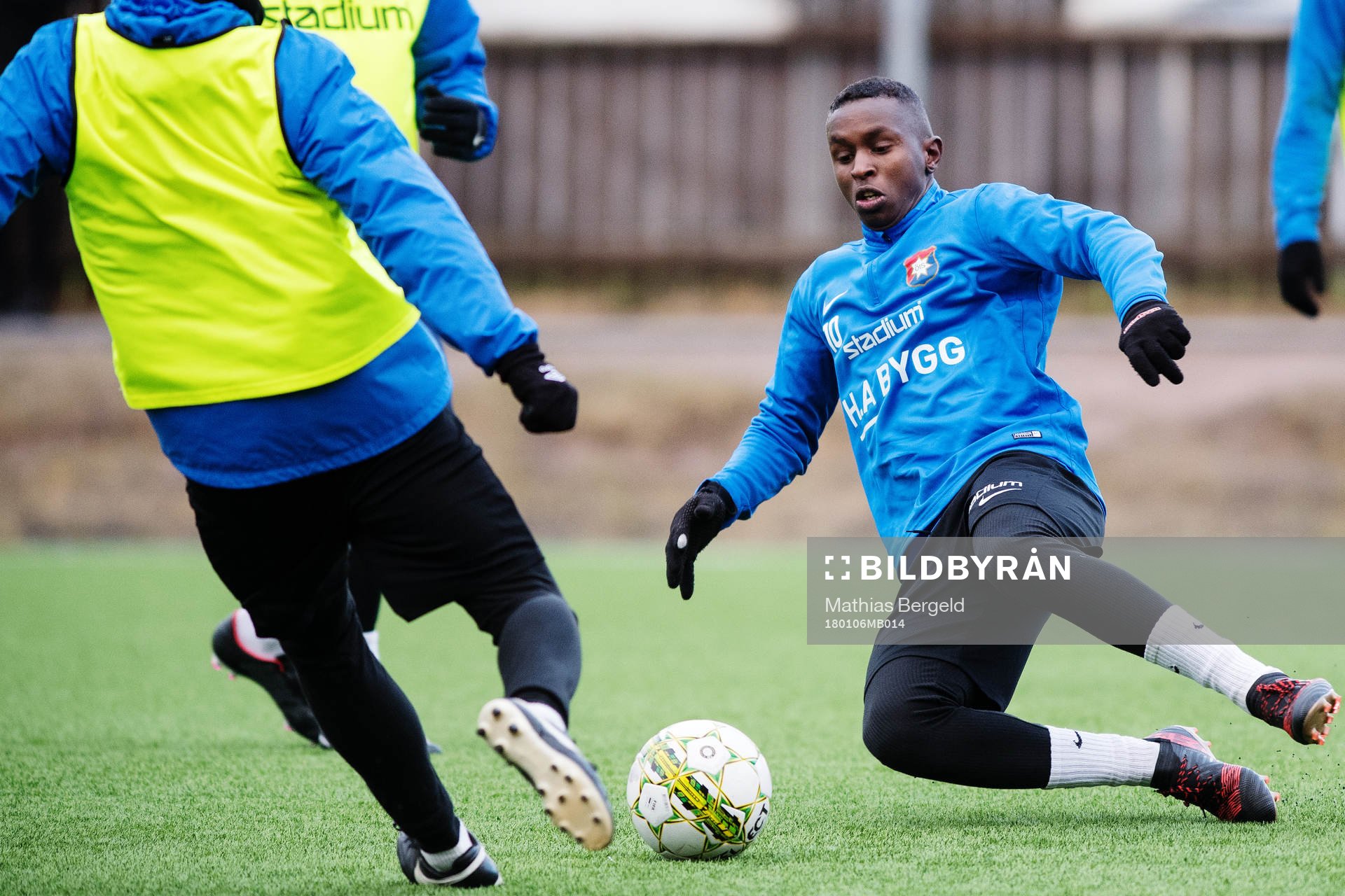 Örgrytes Mohamed Said Adan glidtacklar