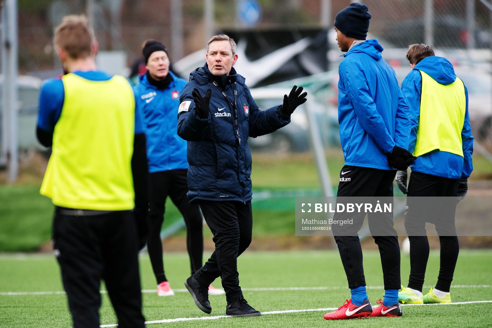 Tränare Thomas Askebrand instruerar spelarna