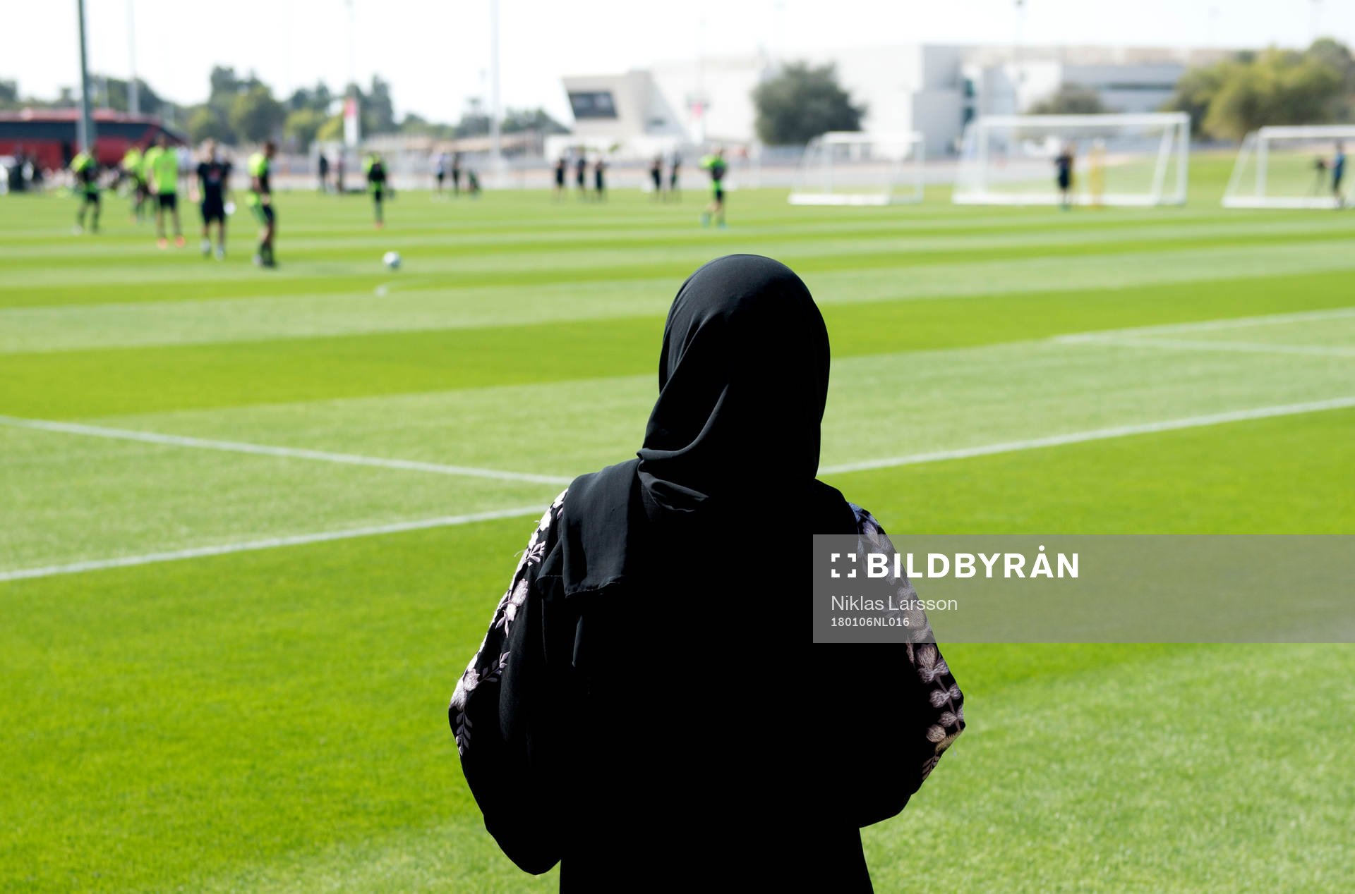 En kvinna i niqab följer en träning på det svenska