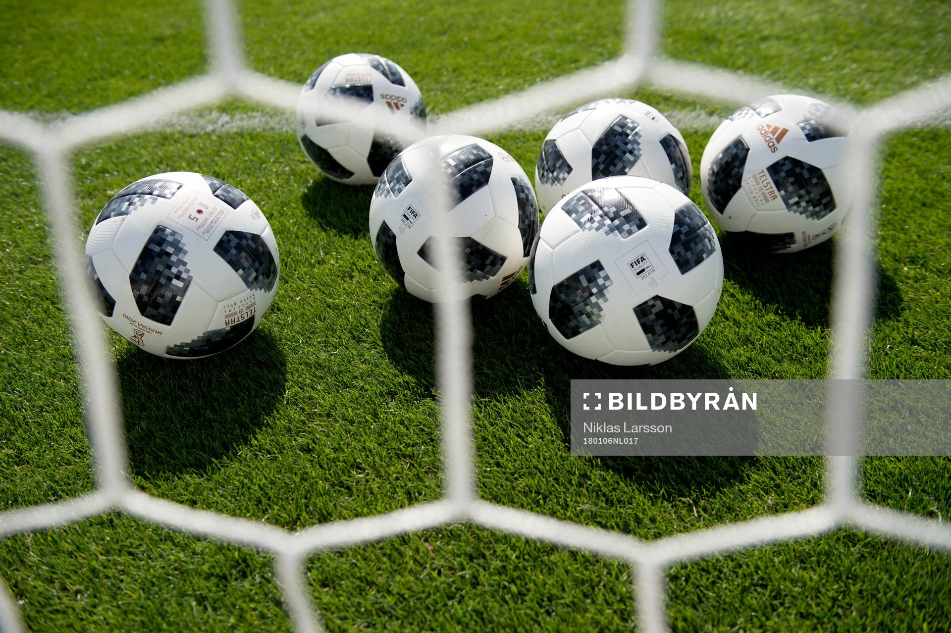 Fotbollar på gräsmatta