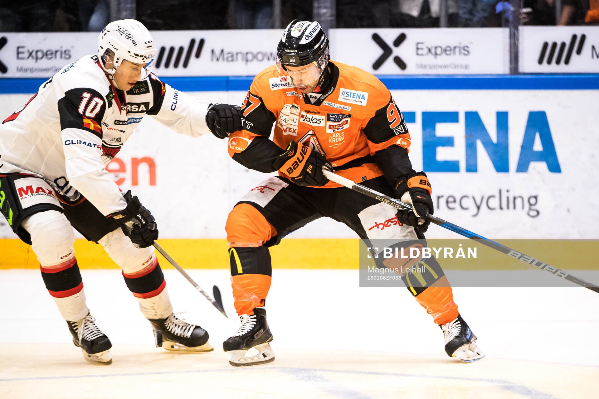 Malmö Redhawks Robin Alvarez  och Karlskronas Per Ledin
