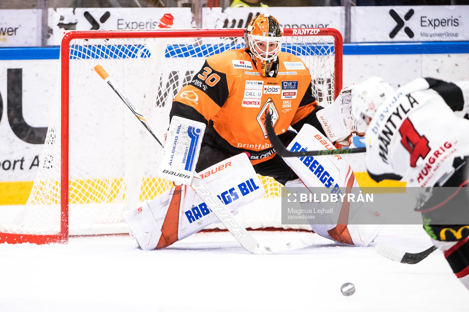 Malmö Redhawks Tuukka Mäntylä  oroar framför