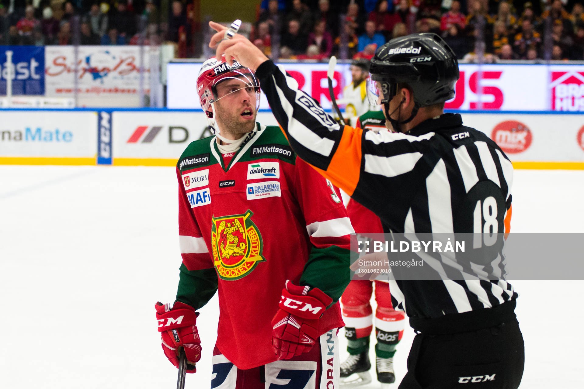 Moras Brandon Gormley i samtal med Domare Mikael Nord