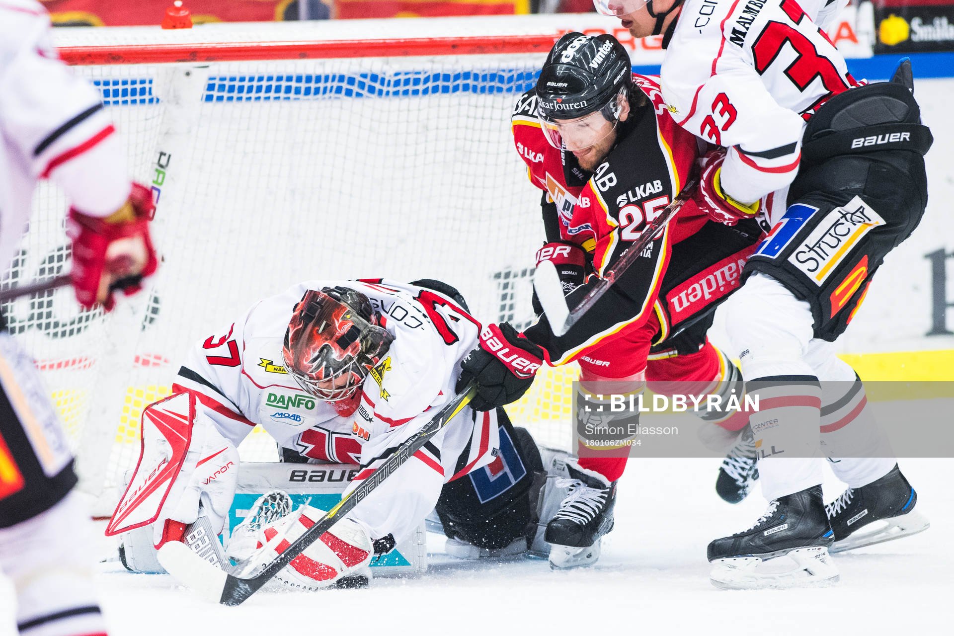 Luleås Anton Hedman framför Örebros målvakt Eero