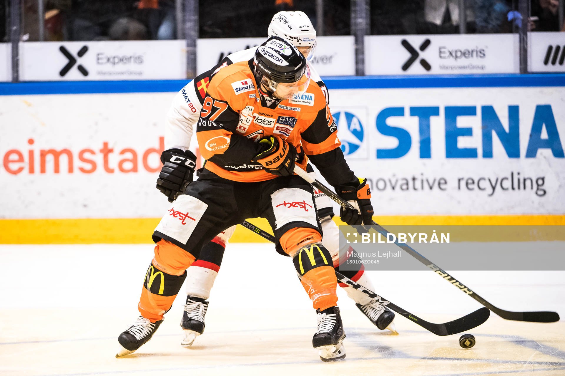 Malmö Redhawks Robin Alvarez  och Karlskronas Per Ledin