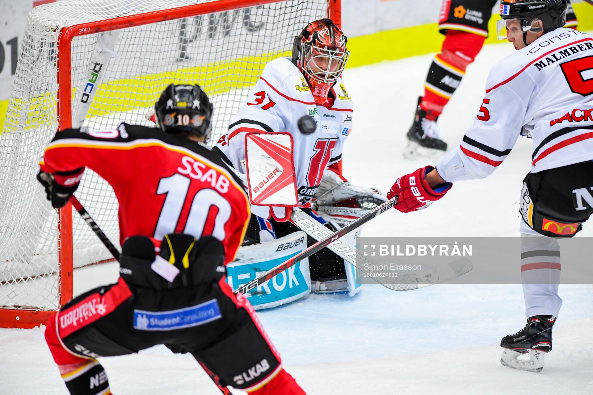 Luleås Einar Emanuelsson och Örebros målvakt Eero