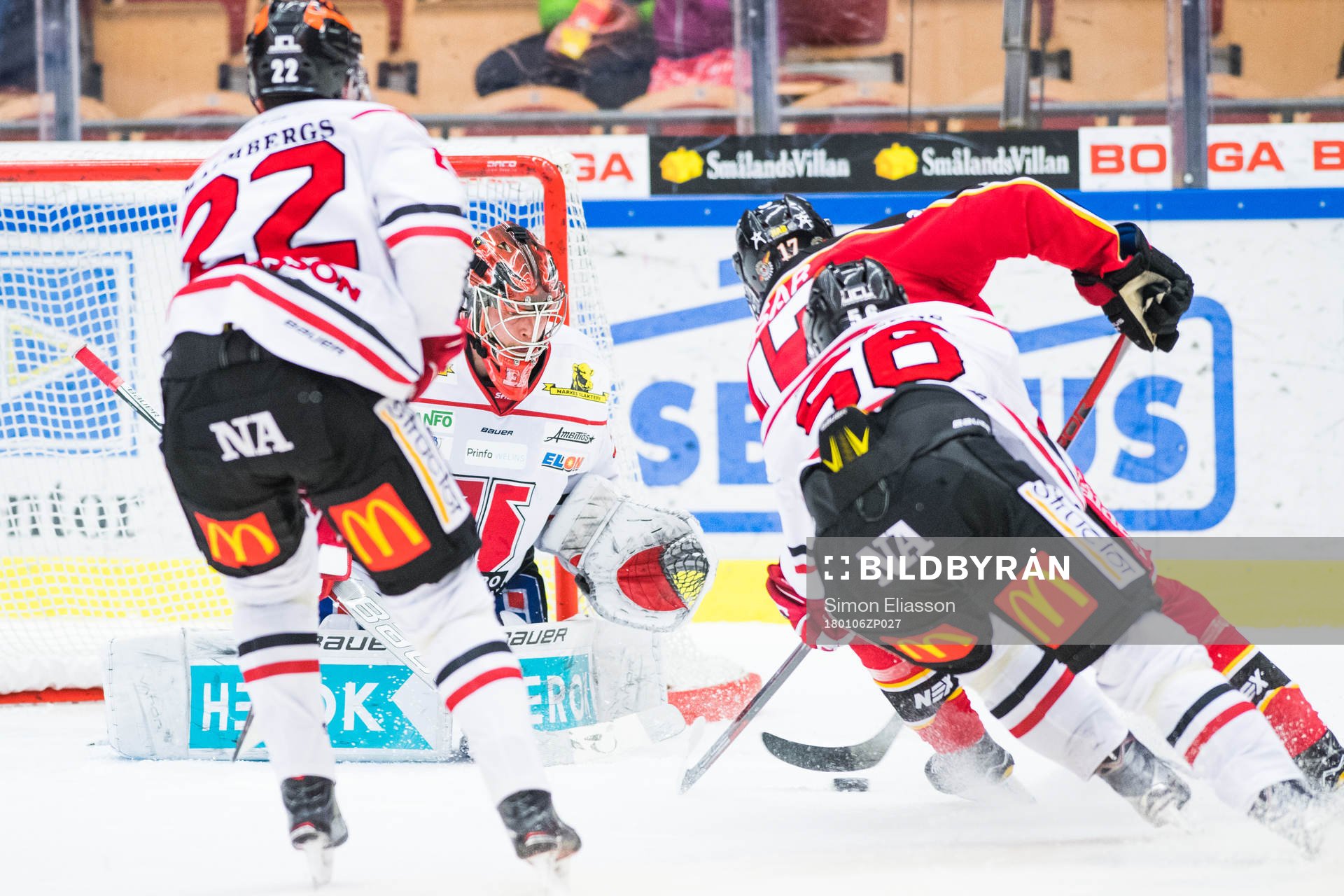 Luleås Andreas Falk och Örebros målvakt Eero Kilpeläinen