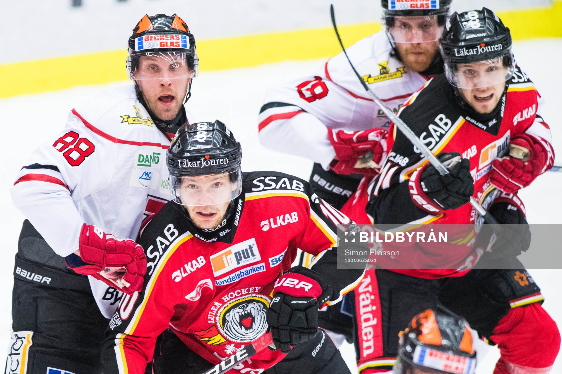 Örebros Viktor Ekbom och Luleås Einar Emanuelsson i kamp