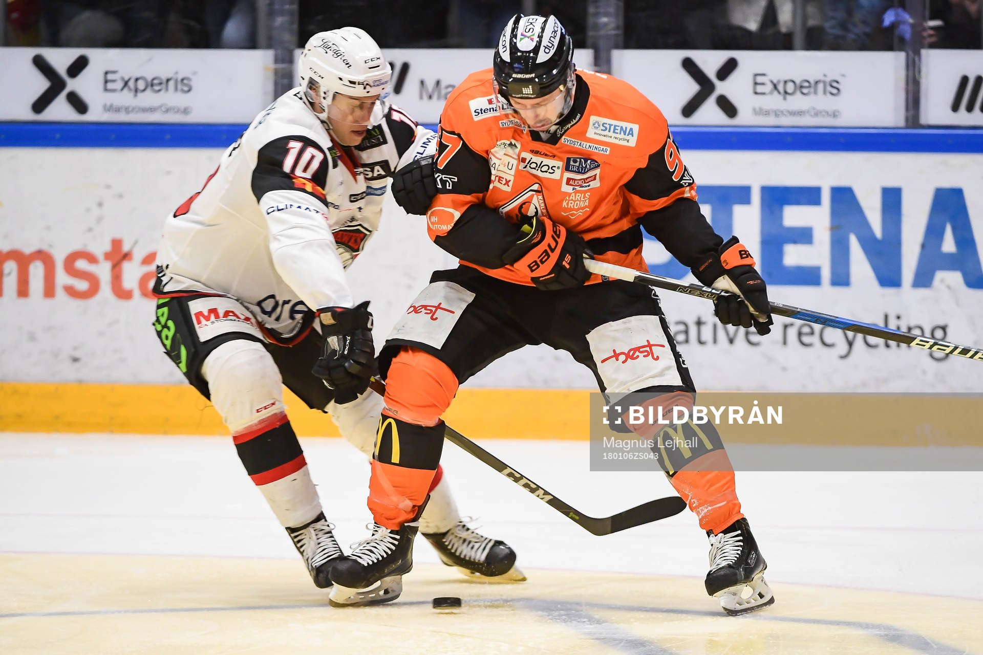 Malmö Redhawks Robin Alvarez och Karlskronas Per Ledin och