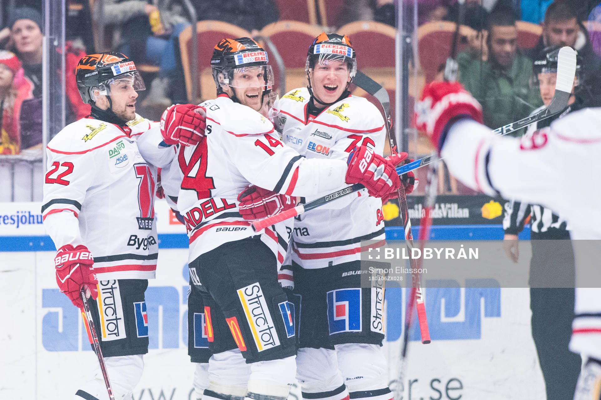 Örebros Tom Wandell jublar med lagkamrater