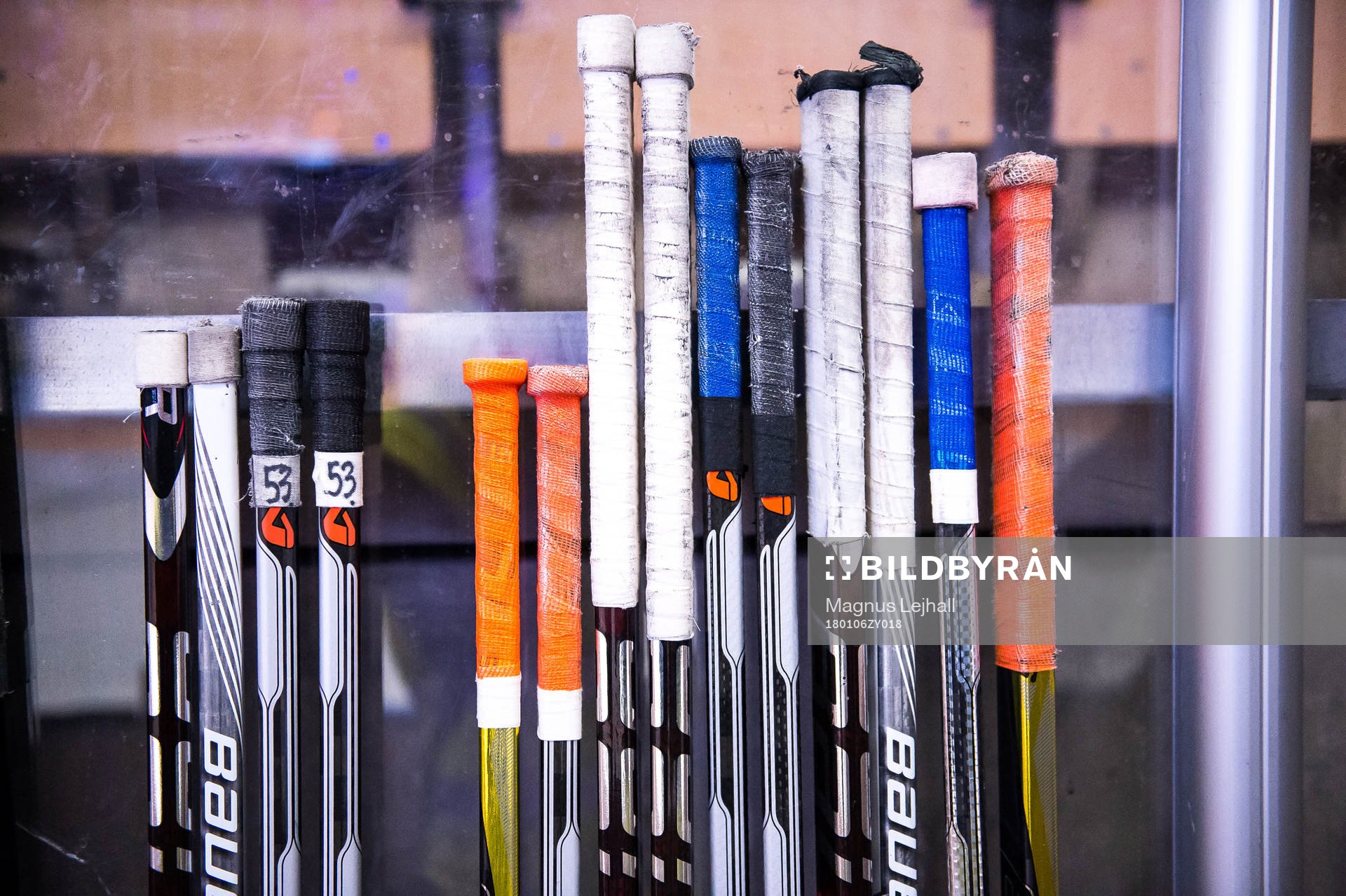 klubbor innan ishockeymatchen i SHL mellan Karlskrona och