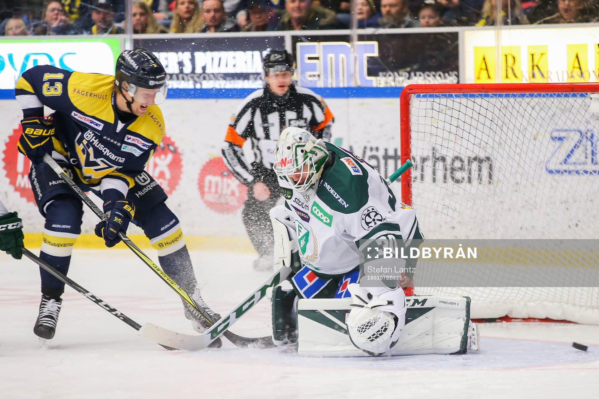 Oscar Sundh gör 1-0 bakom Färjestads målvakt Lars Haugen
