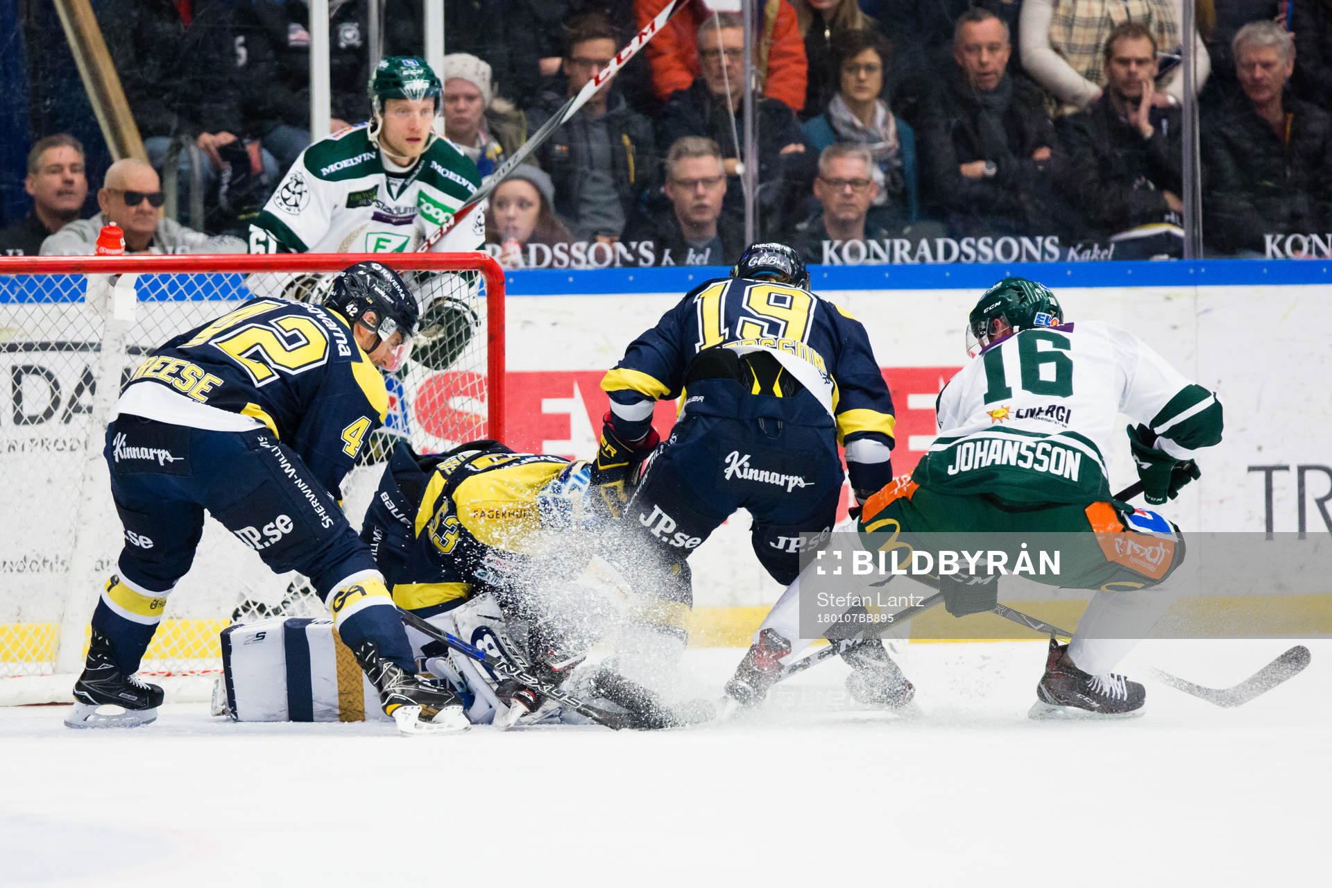 s Dylan Reese, målvakt Fredrik Pettersson-Wentzel och Erik