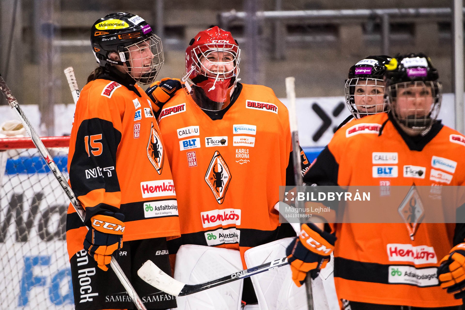 Karlskronas målvakt Julia Karlsson jublar med lagkamrater