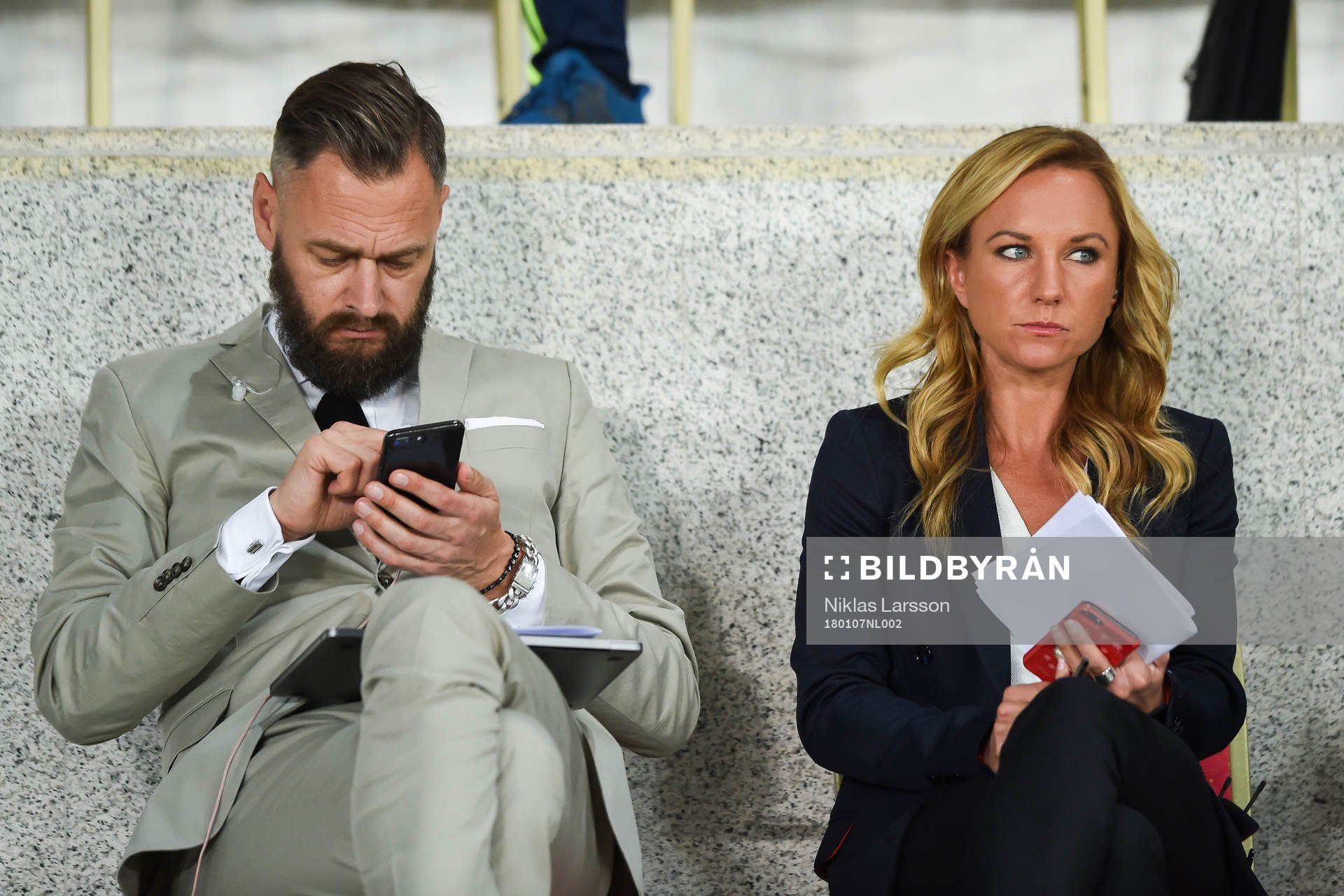 Olof Lundh och Frida Nordstrand från TV4 på läktaren