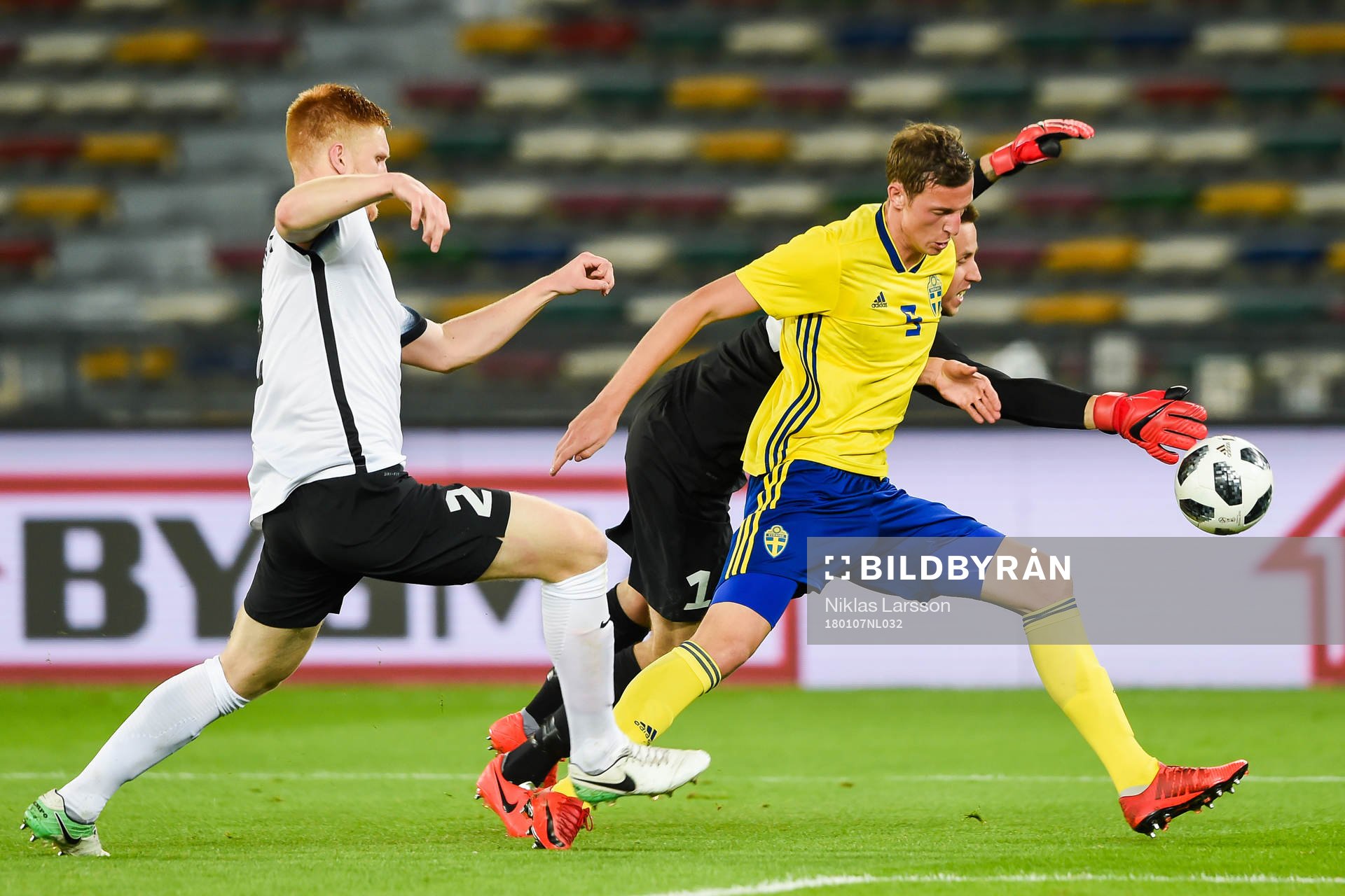 Sveriges Gustaf Nilsson och Estlands målvakt Marko Meerits