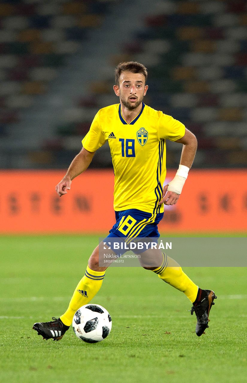 Sveriges Robert Gojani under en landskamp mellan Sverige och Estland på det svenska fotbollslandslagets januariturné den 7 januari 2018 i Abu Dhabi.