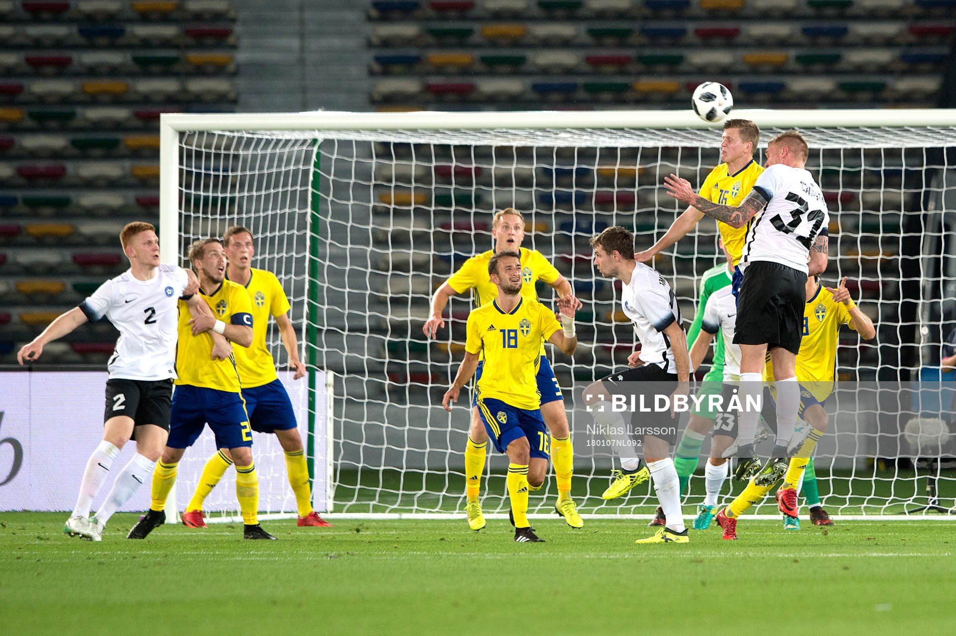 Sveriges Joakim Nilsson och Estlands Joonas Tamm med Robert Gojani och Anton Tinnerholm ser på under en landskamp mellan Sverige och Estland på det svenska fotbollslandslagets januariturné den 7 januari 2018 i Abu Dhabi.