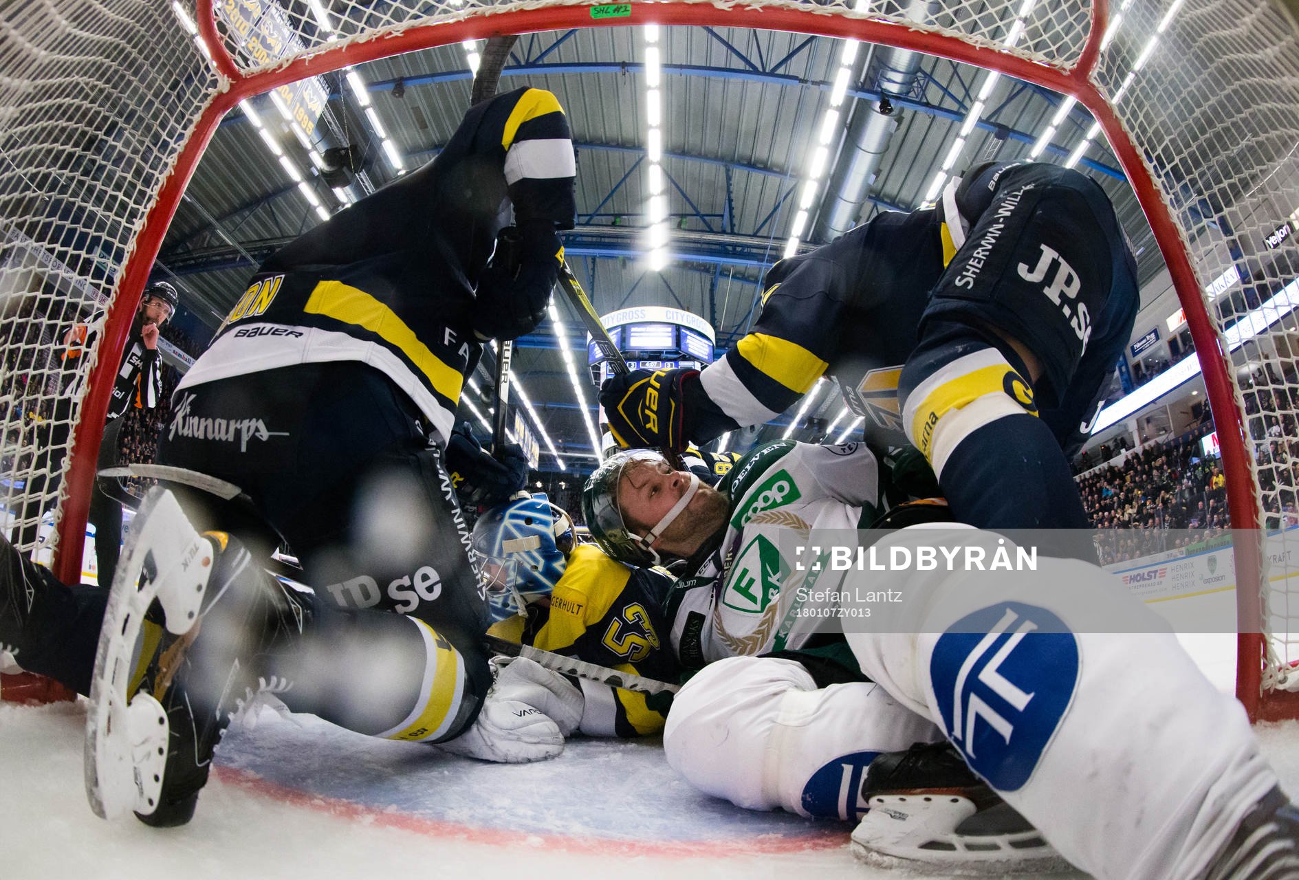 s Oscar Sundh framför HV71:s målvakt Fredrik