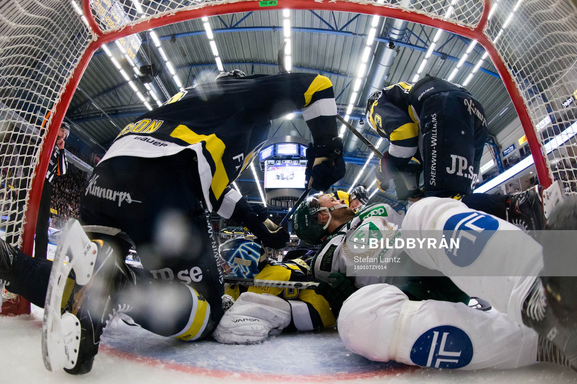 s Oscar Sundh framför HV71:s målvakt Fredrik