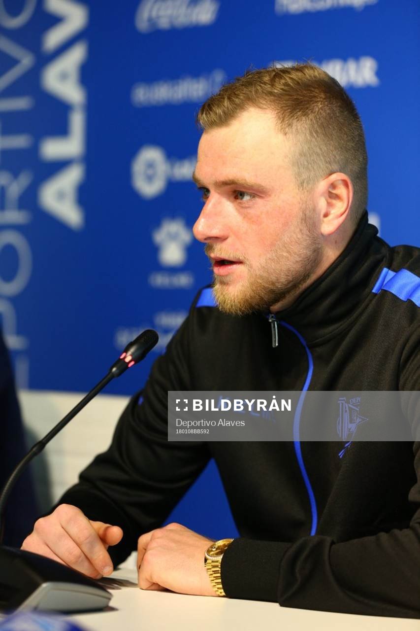 På denna handoutbild från Deportivo Alaves ses John