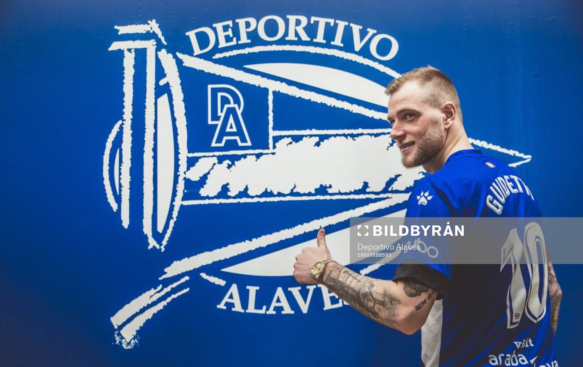 På denna handoutbild från Deportivo Alaves ses John