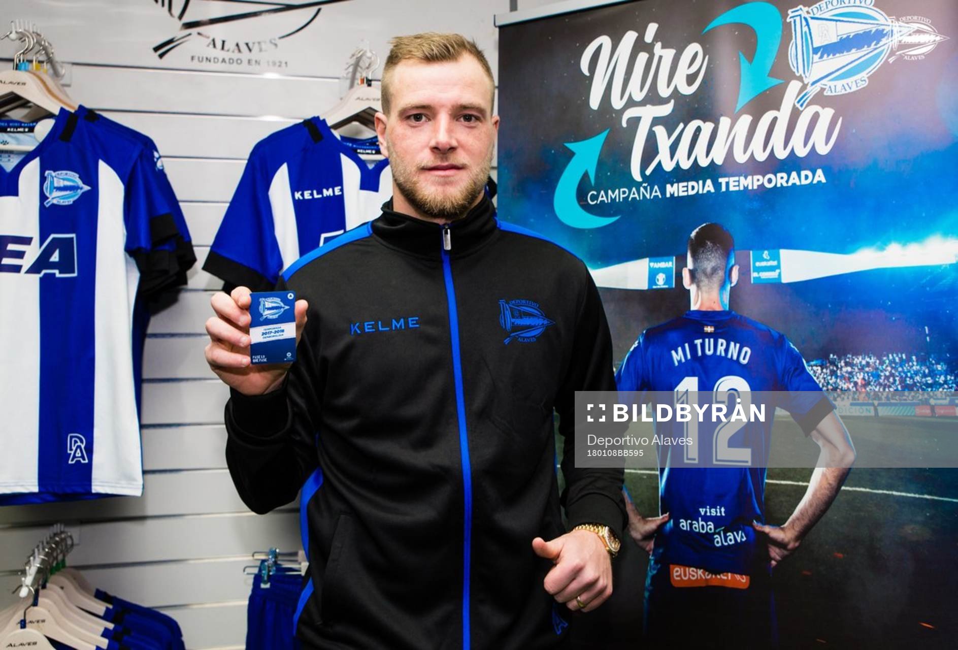 På denna handoutbild från Deportivo Alaves ses John