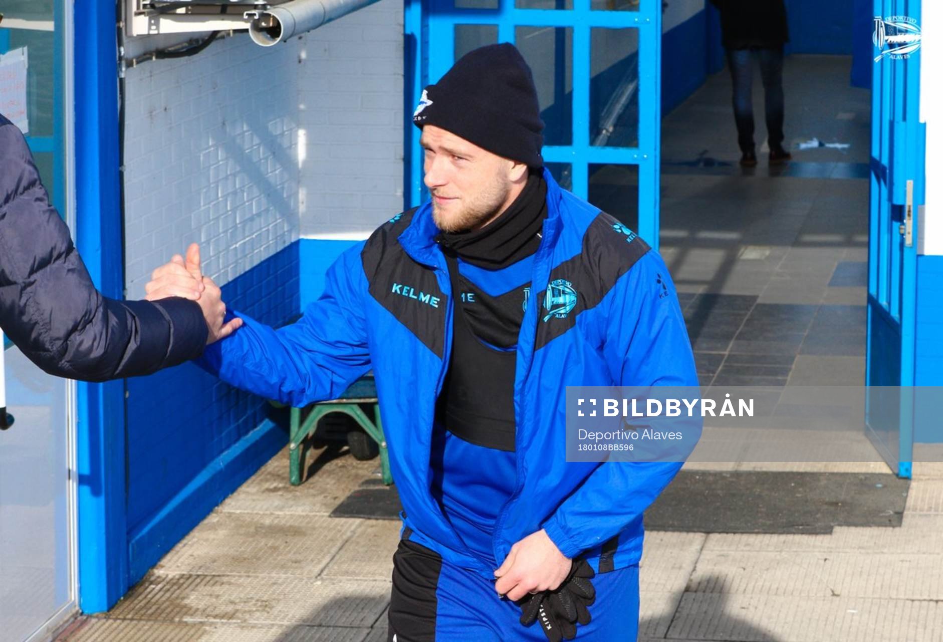 På denna handoutbild från Deportivo Alaves ses John