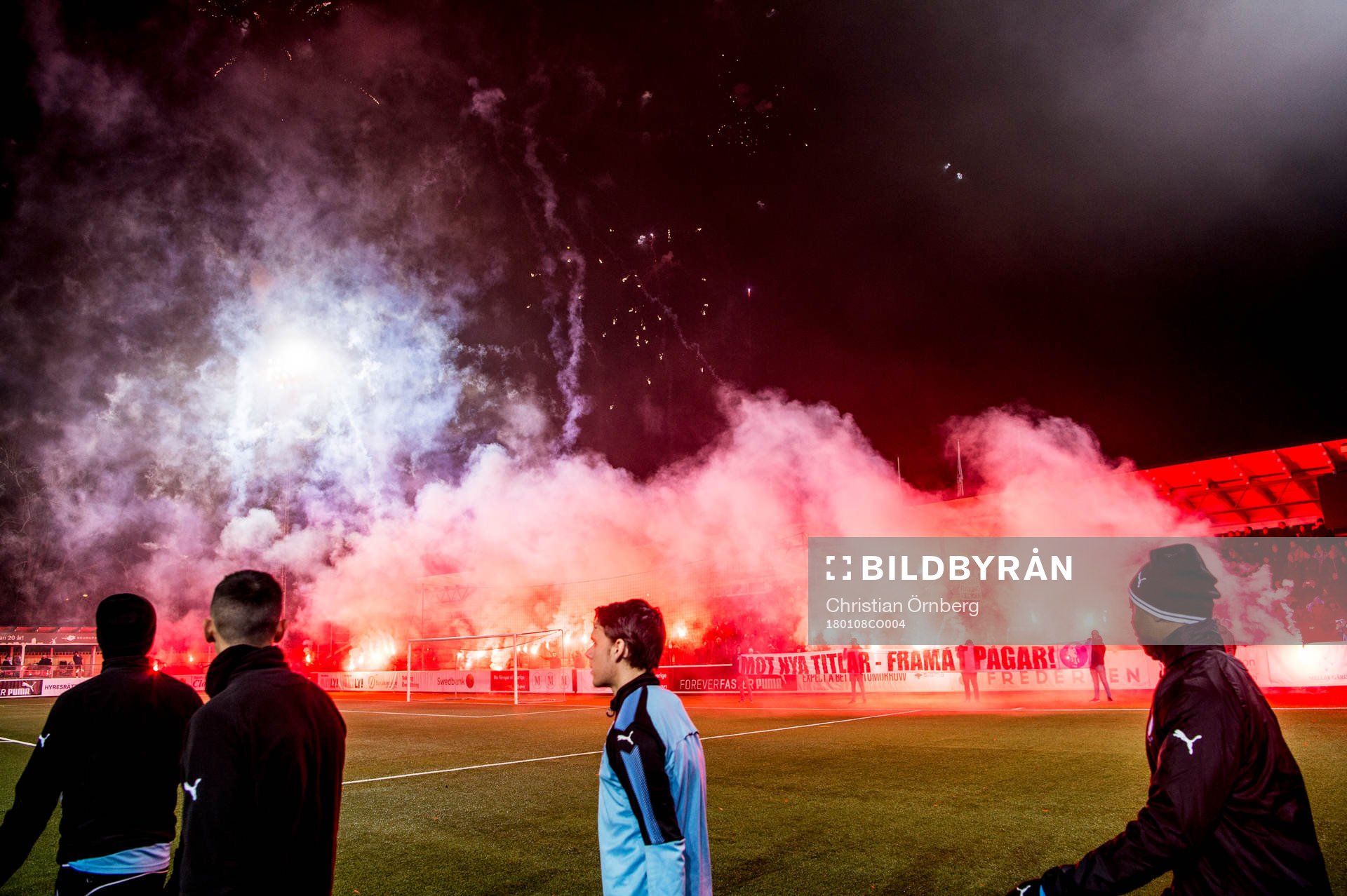 Spelarna kommer in till fyrverkerier innan Malmö FFs