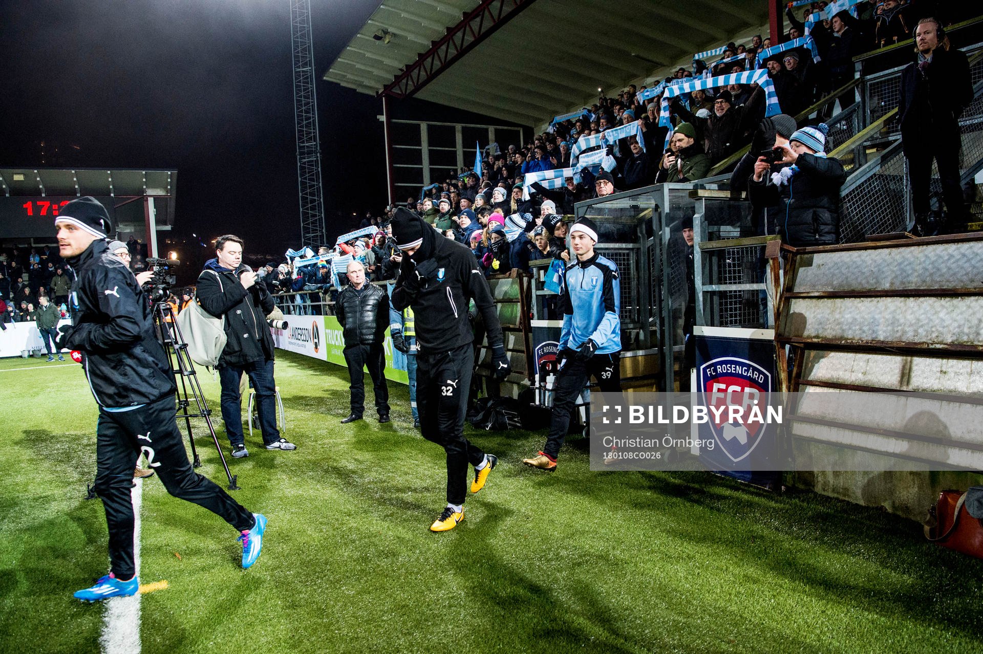 Spelarna kommer in till Malmö FFs första utomhusträning