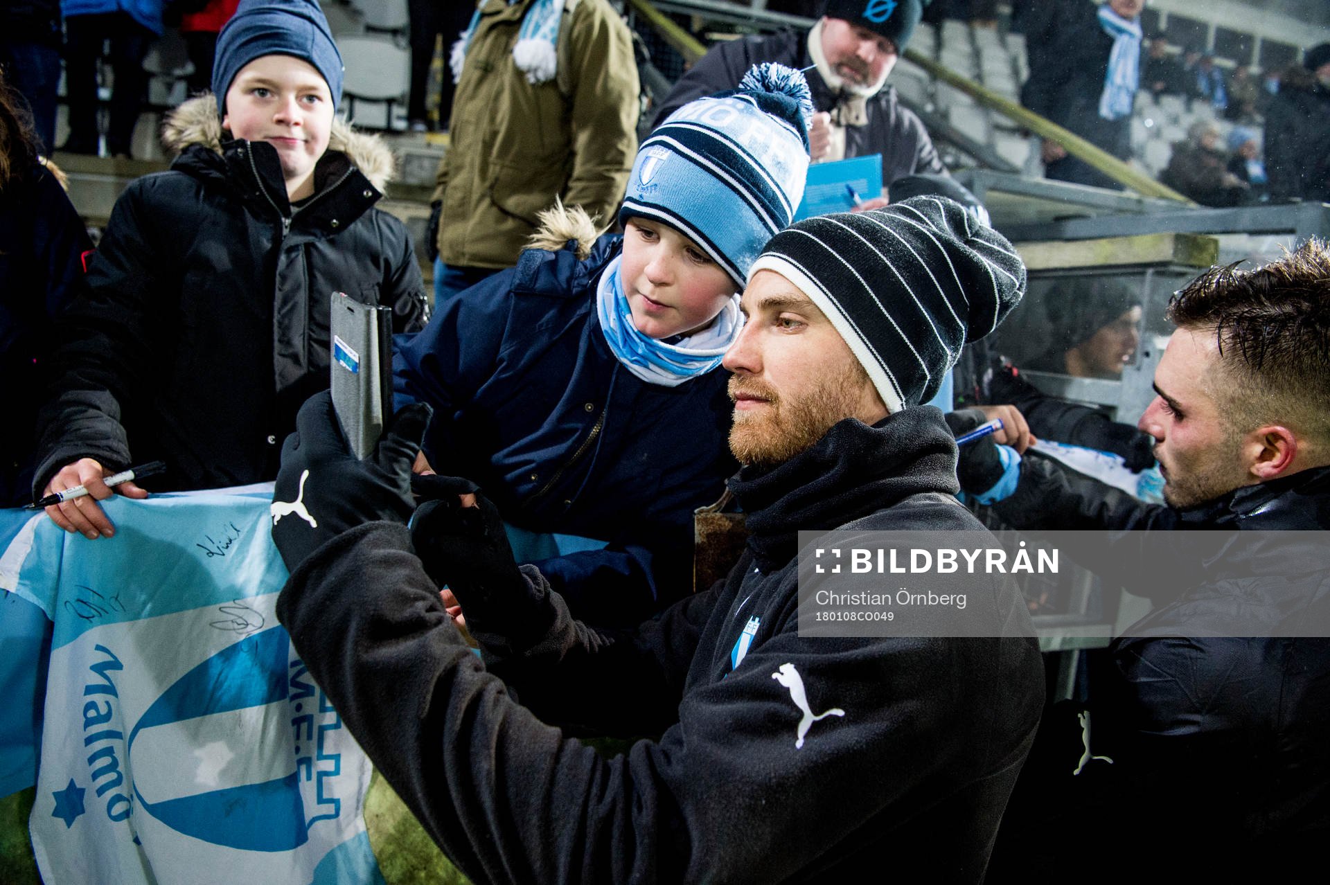 Rasmus Bengtsson skriver autografer