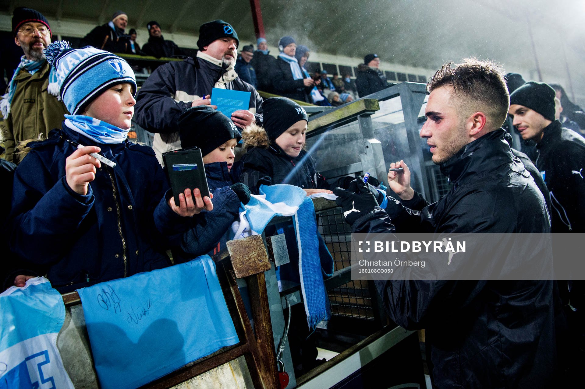 Egzon Binaku skriver autografer