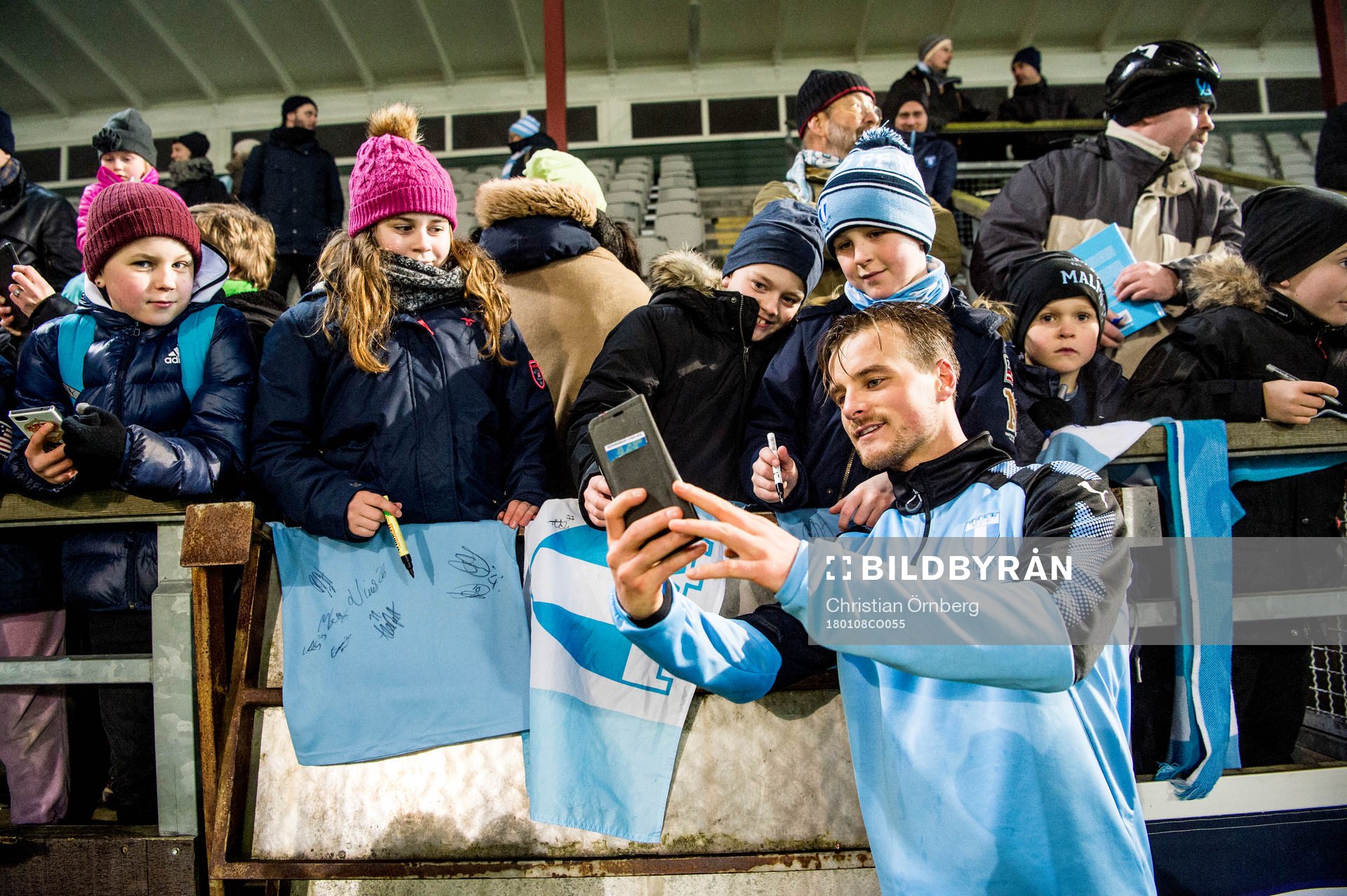 Eric Larsson skriver autografer