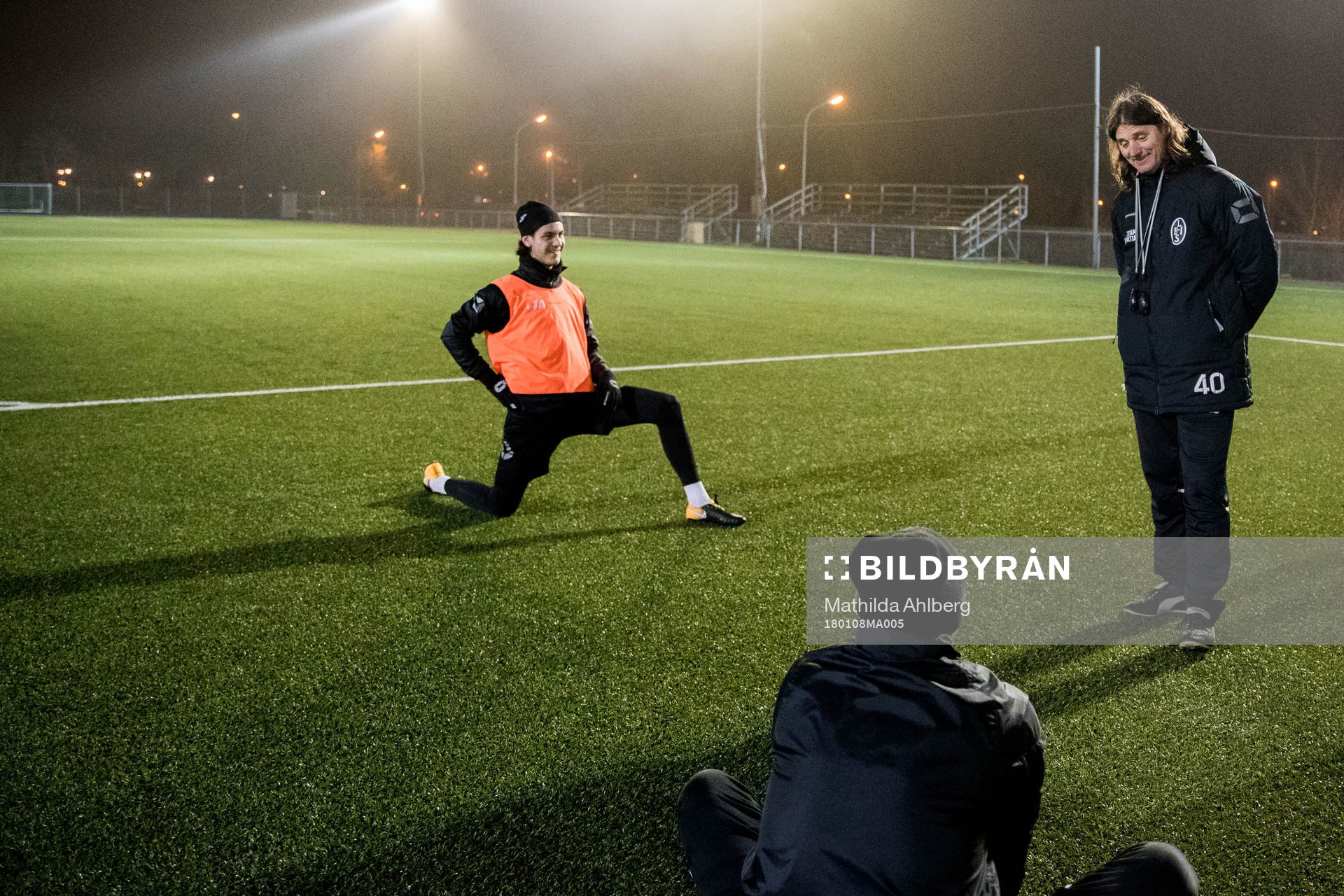 Landskronas tränare Agim Sopi i samtal med spelare efter en fotbollsträning med Landskrona  den  8 januari 2018  i Landskrona.