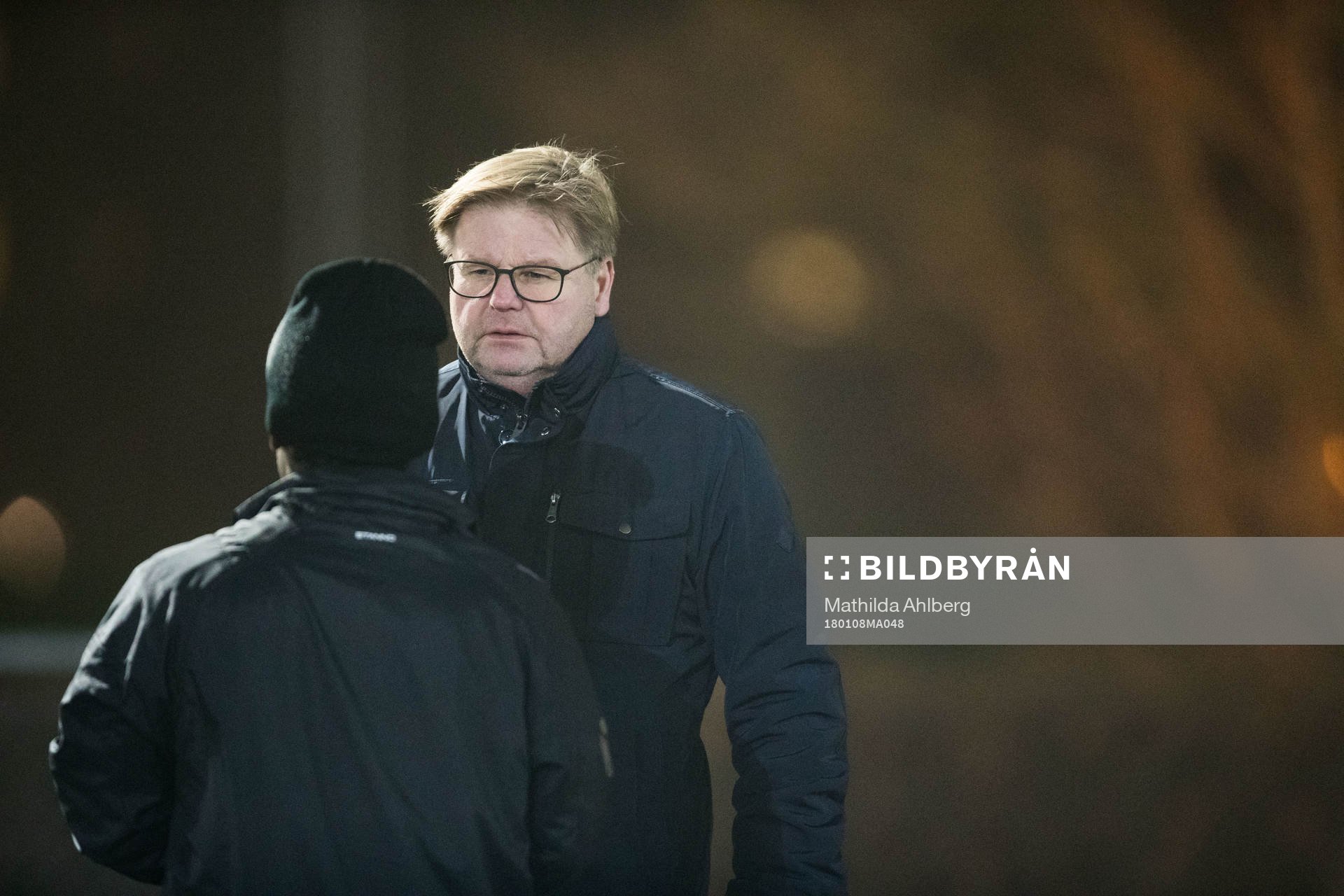 Peter Swärdh i samtal med spelare