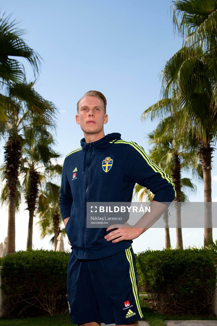 Sveriges målvakt Pontus Dahlberg poserar för ett porträtt vid en presskonferens under det svenska fotbollslandslagets januariturné den 8 januari 2018 i Abu Dhabi.