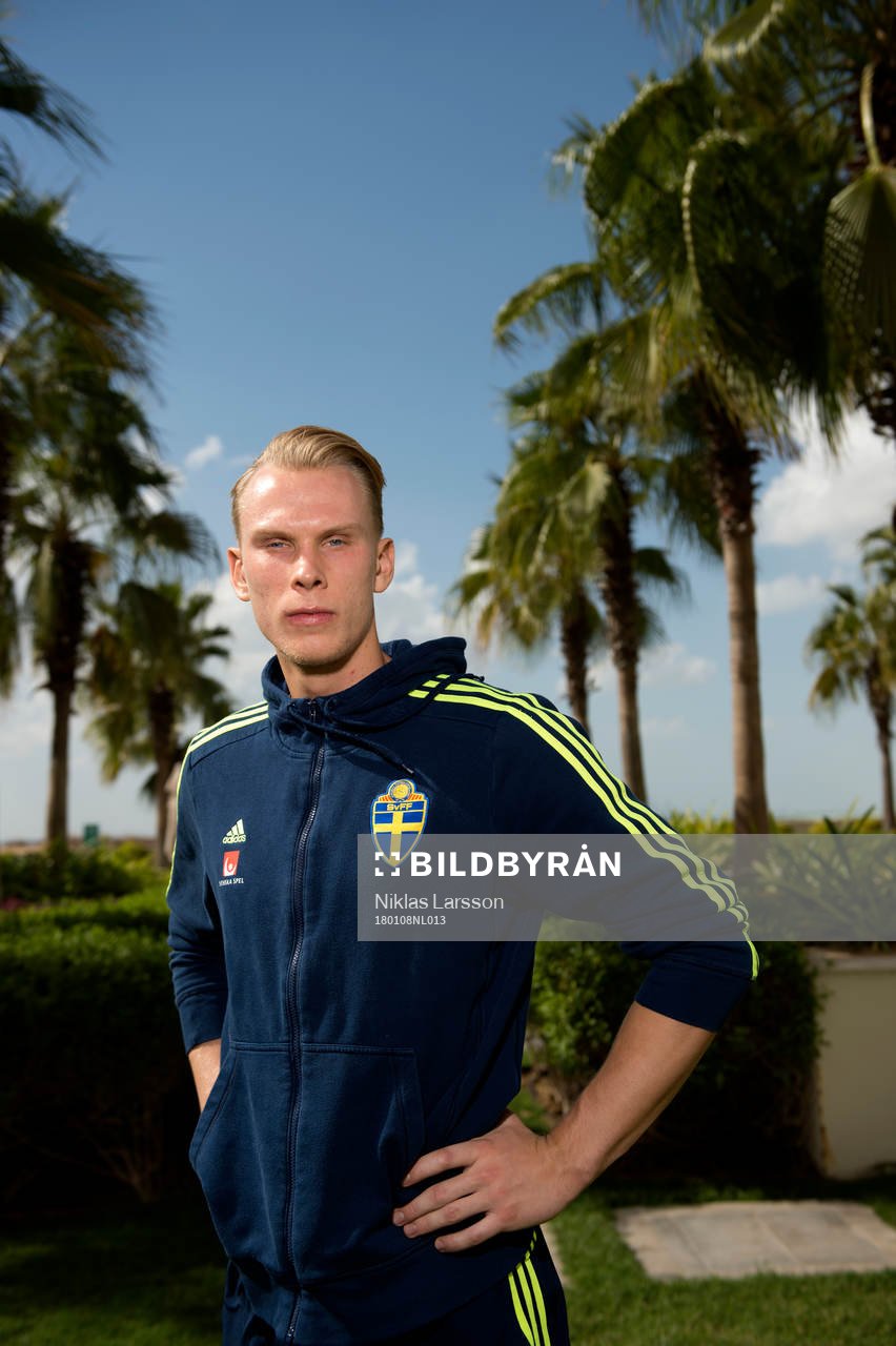 Sveriges målvakt Pontus Dahlberg poserar för ett porträtt vid en presskonferens under det svenska fotbollslandslagets januariturné den 8 januari 2018 i Abu Dhabi.