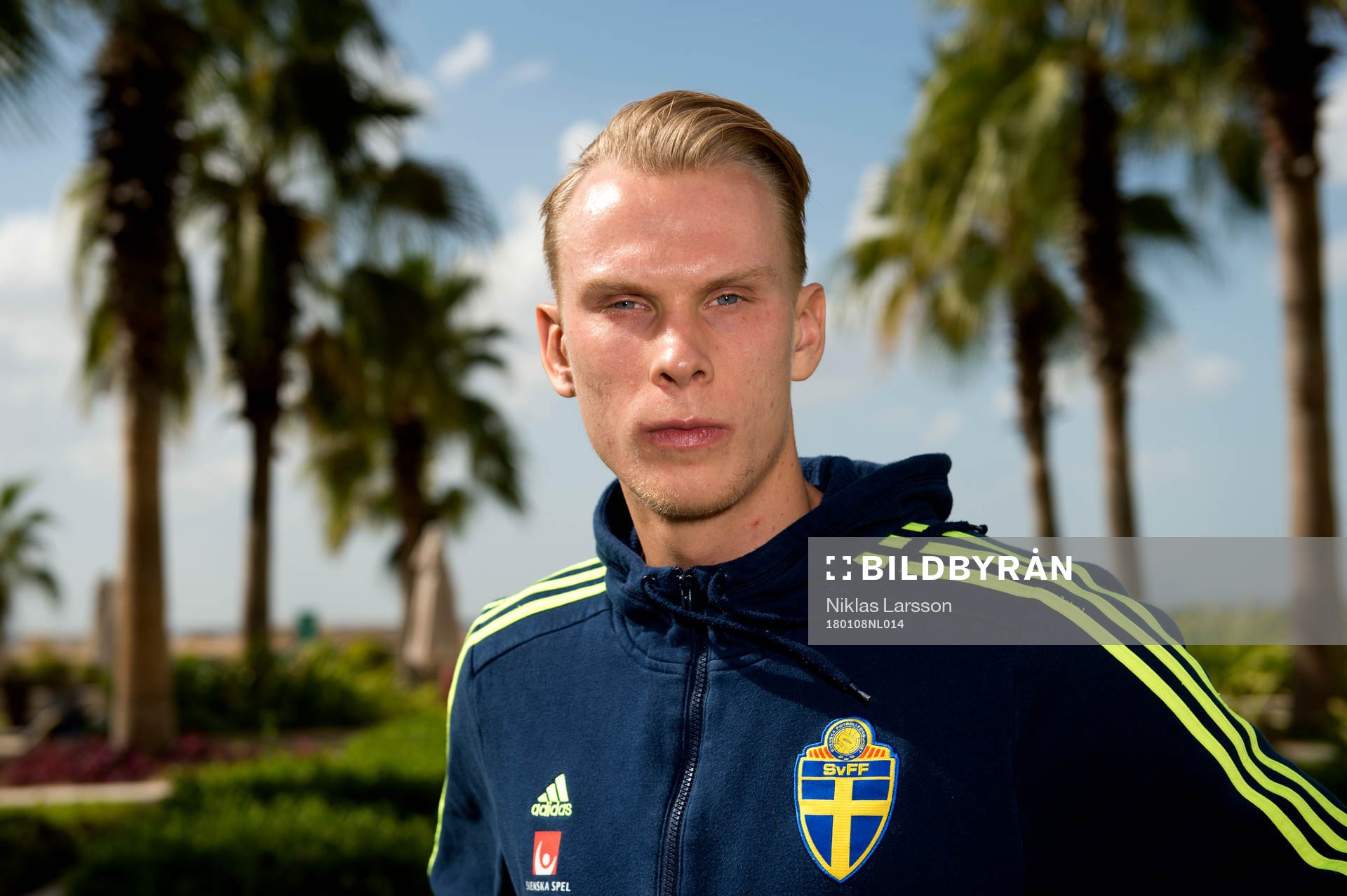 Sveriges målvakt Pontus Dahlberg poserar för ett porträtt vid en presskonferens under det svenska fotbollslandslagets januariturné den 8 januari 2018 i Abu Dhabi.