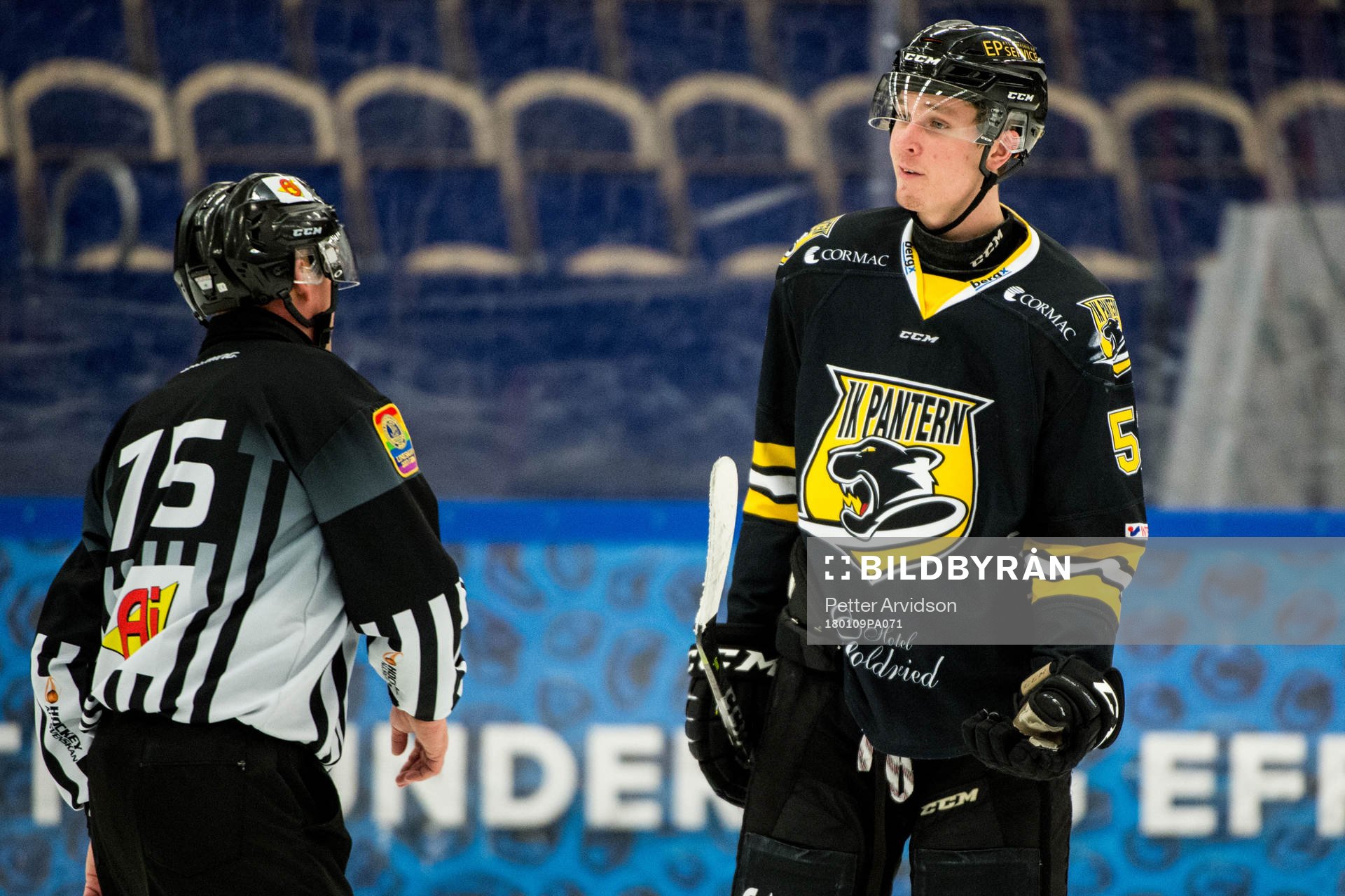 Panterns Jesper Mångs i samtal med domaren
