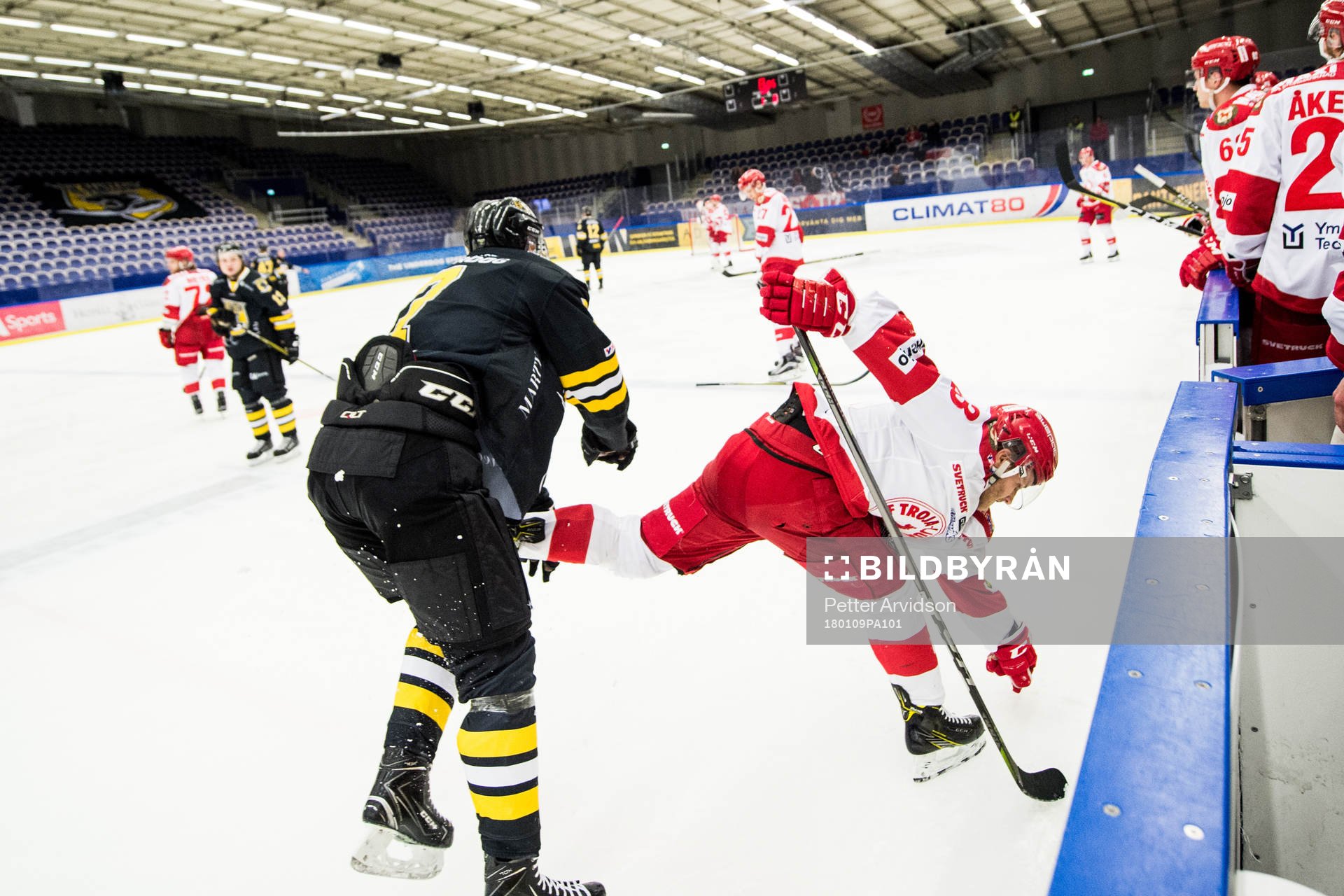 Panterns Oscar Eklind tacklar Trojas Jesper Thörnberg